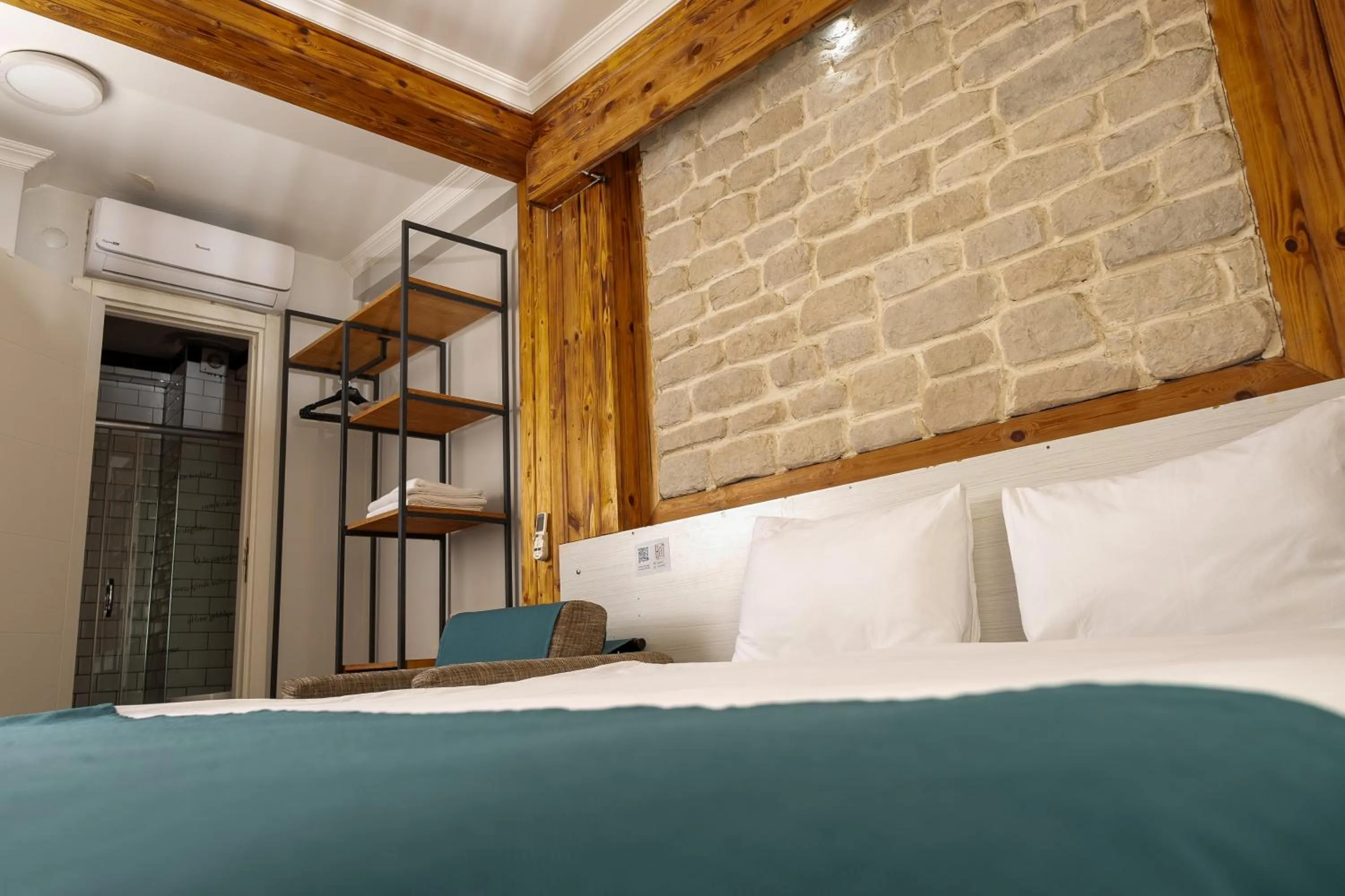 Photo of the whole room, Bed in Hot Budget Ortakoy