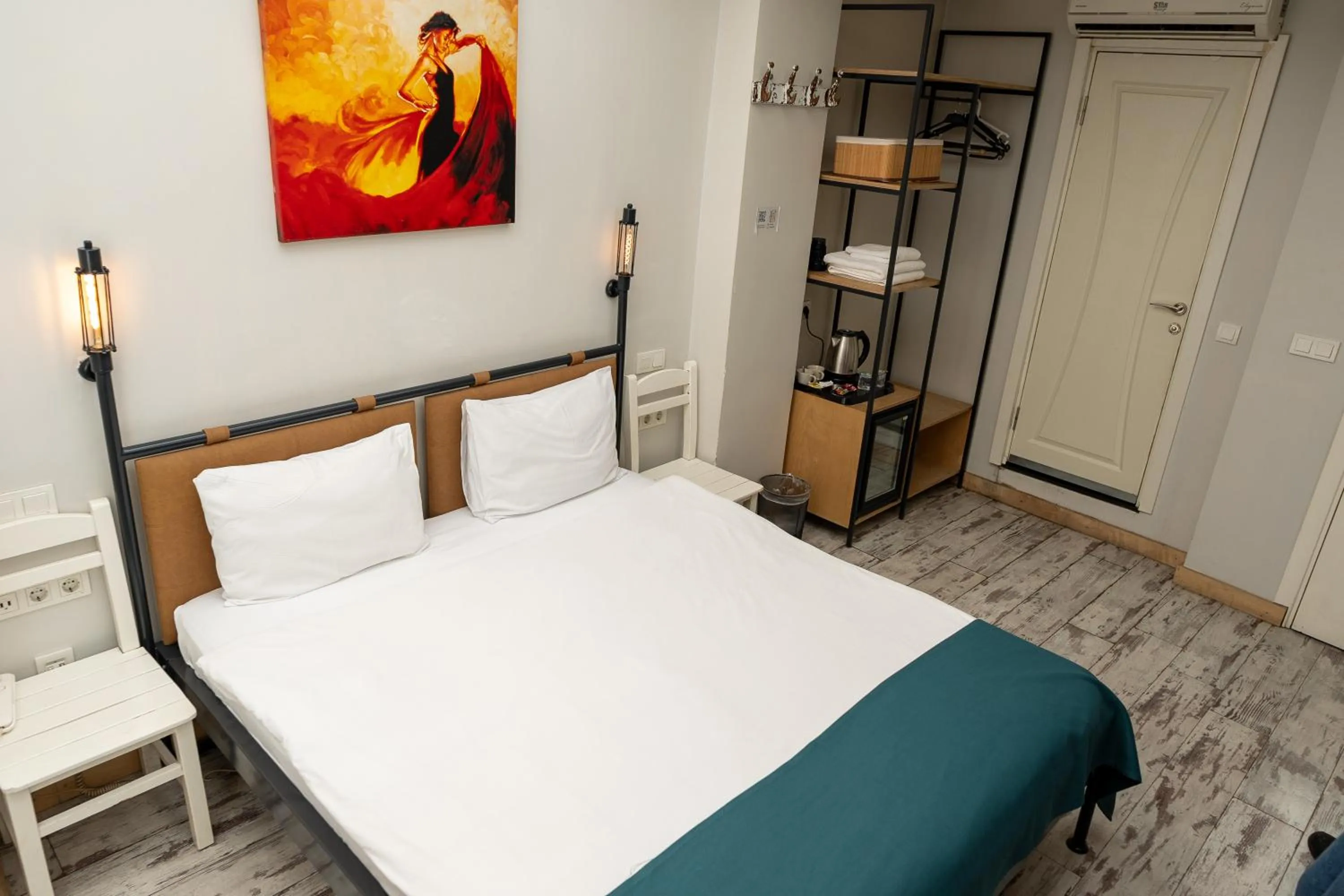 Photo of the whole room, Bed in Hot Budget Ortakoy