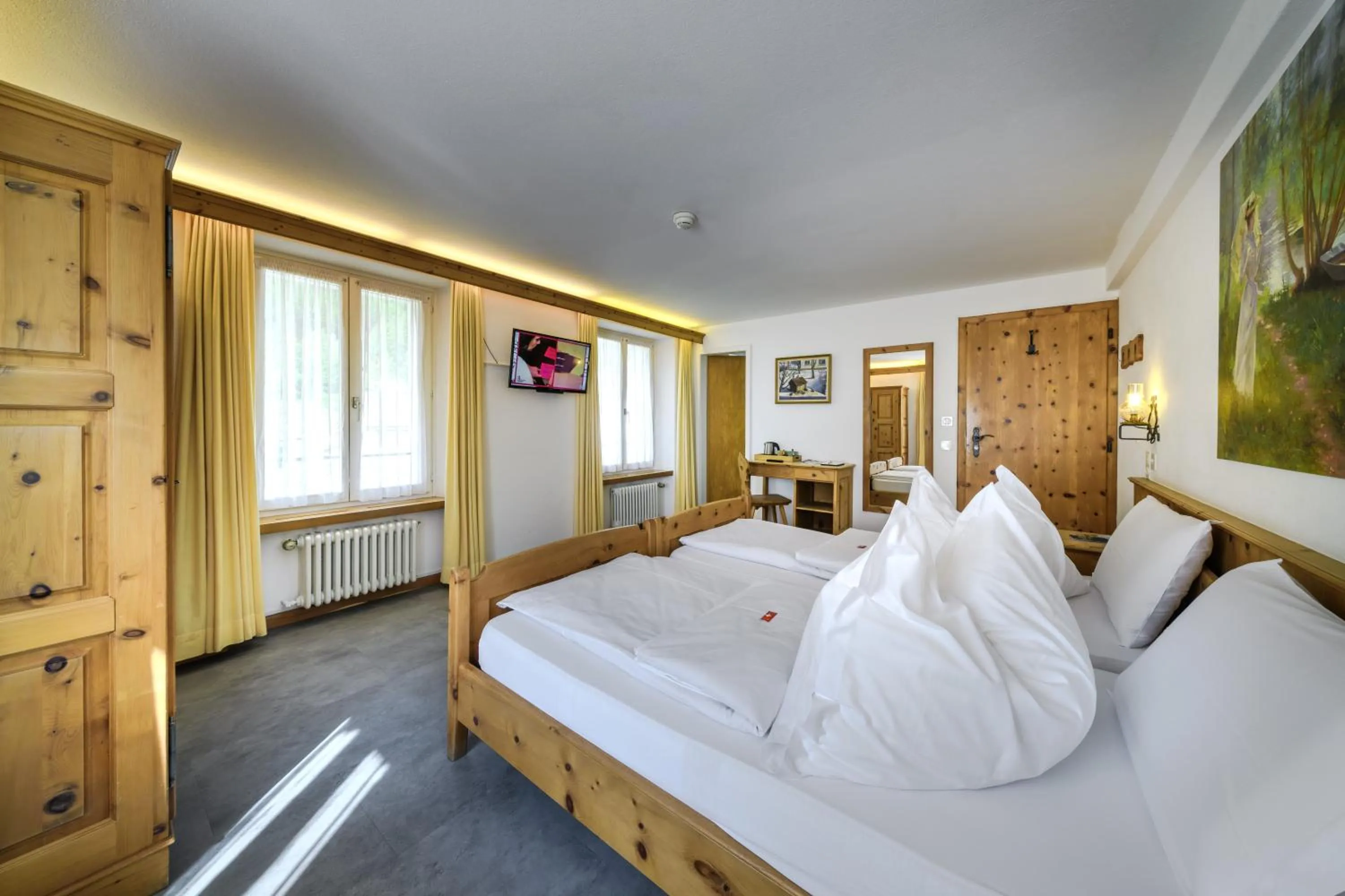 Photo of the whole room, Bed in Poschiavo Suisse Hotel