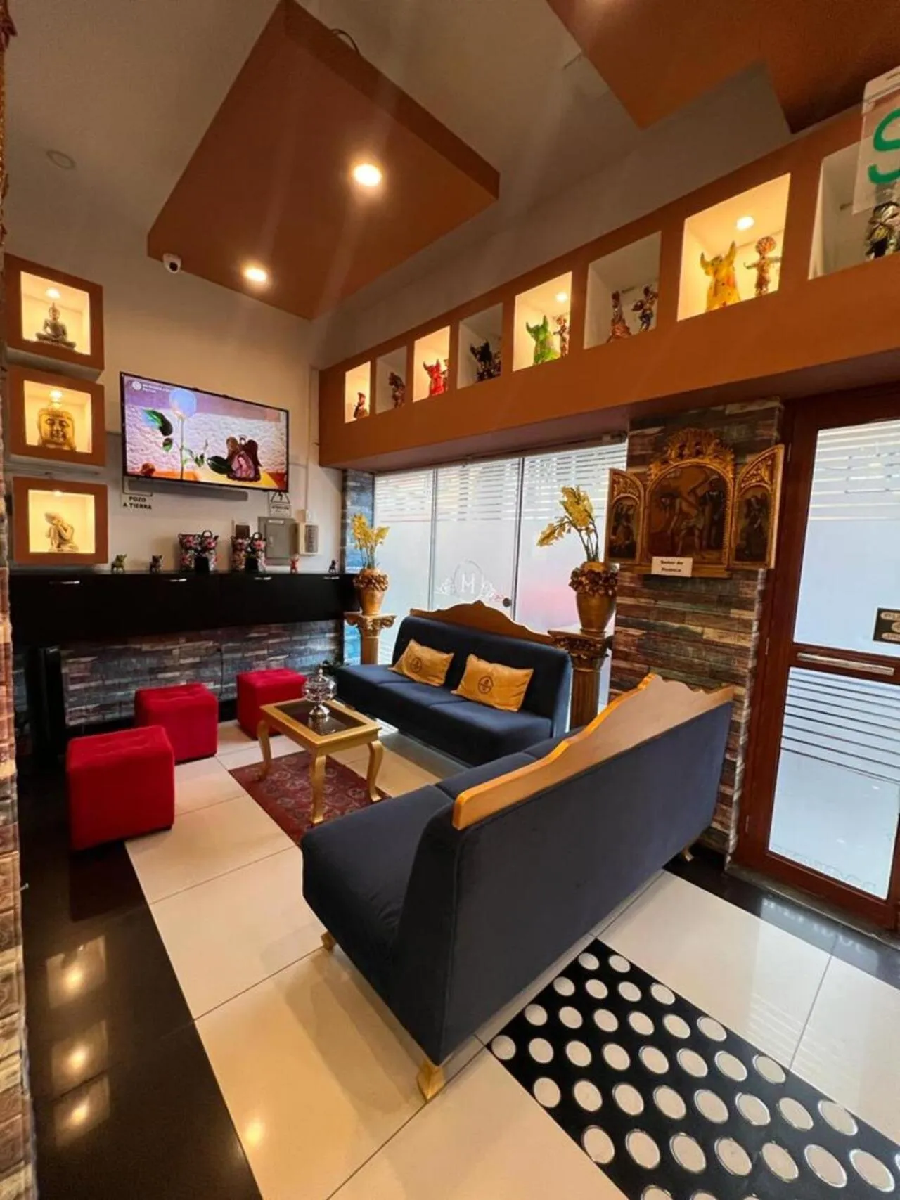 Communal lounge/ TV room in Montreal Magdalena Del Mar Hotel