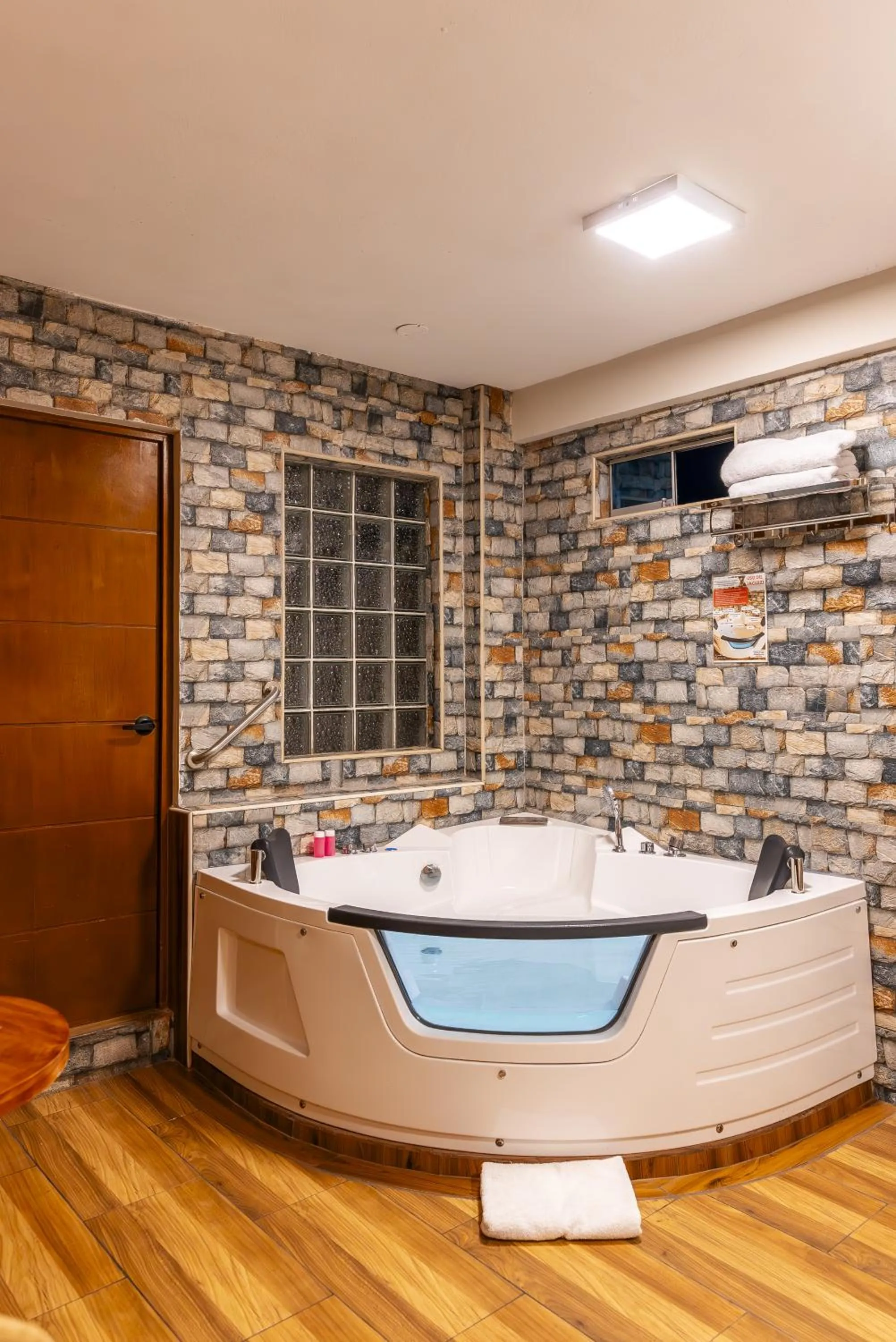 Hot Tub in Montreal Magdalena Del Mar Hotel