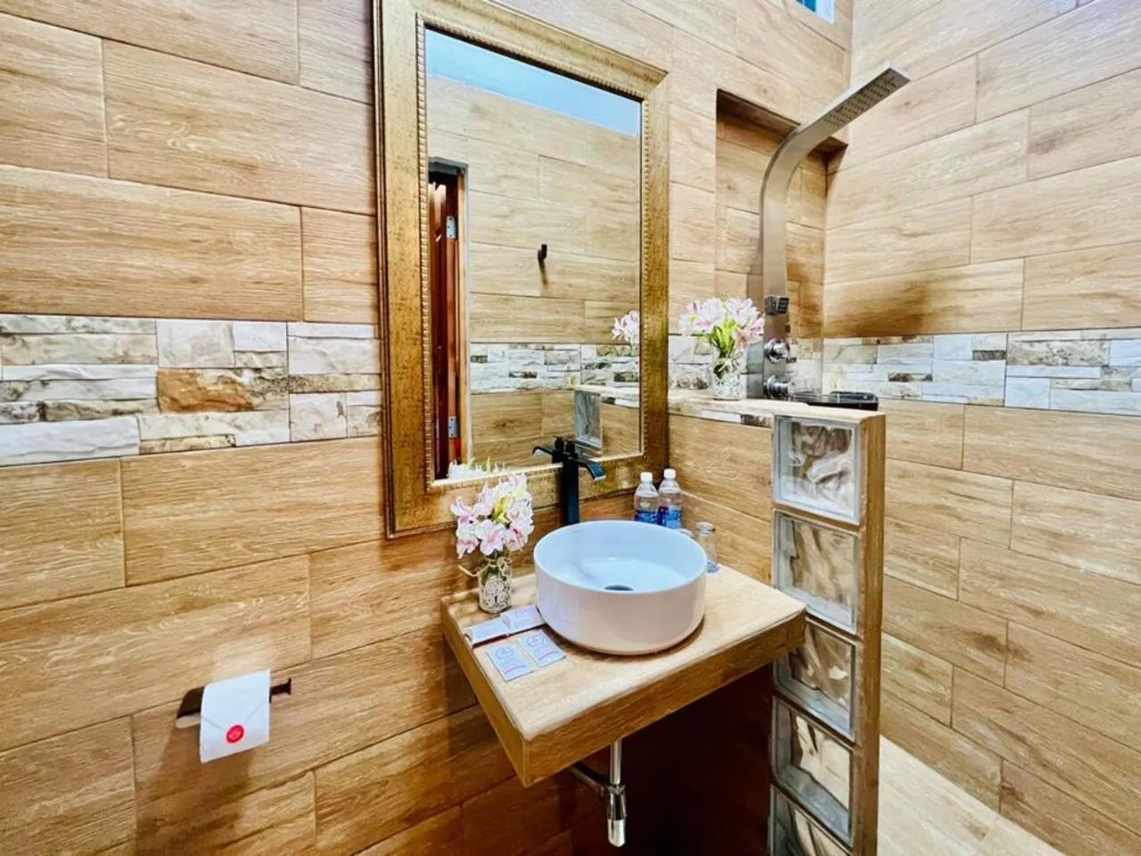 Shower in Montreal Magdalena Del Mar Hotel