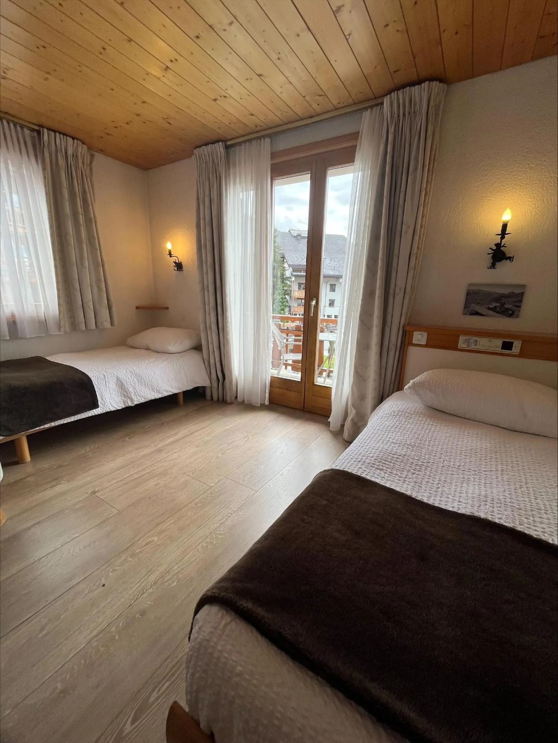 Photo of the whole room, Bed in Hotel Ermitage Verbier
