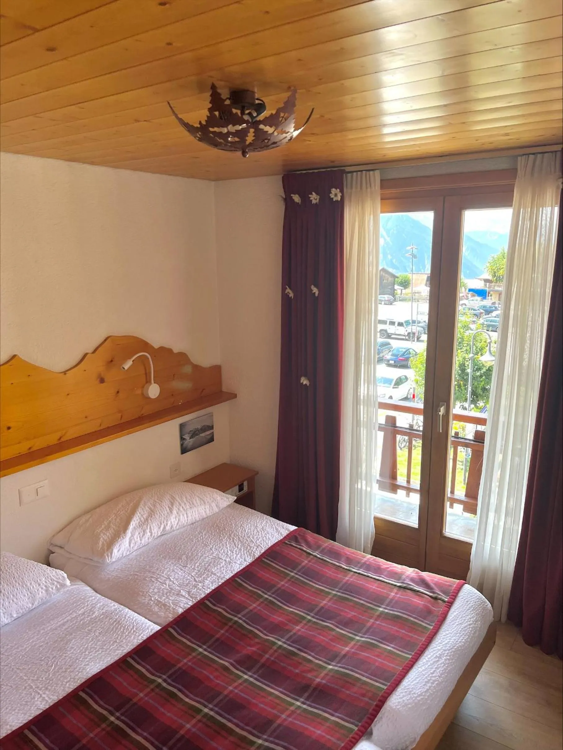 Bedroom, Bed in Hotel Ermitage Verbier