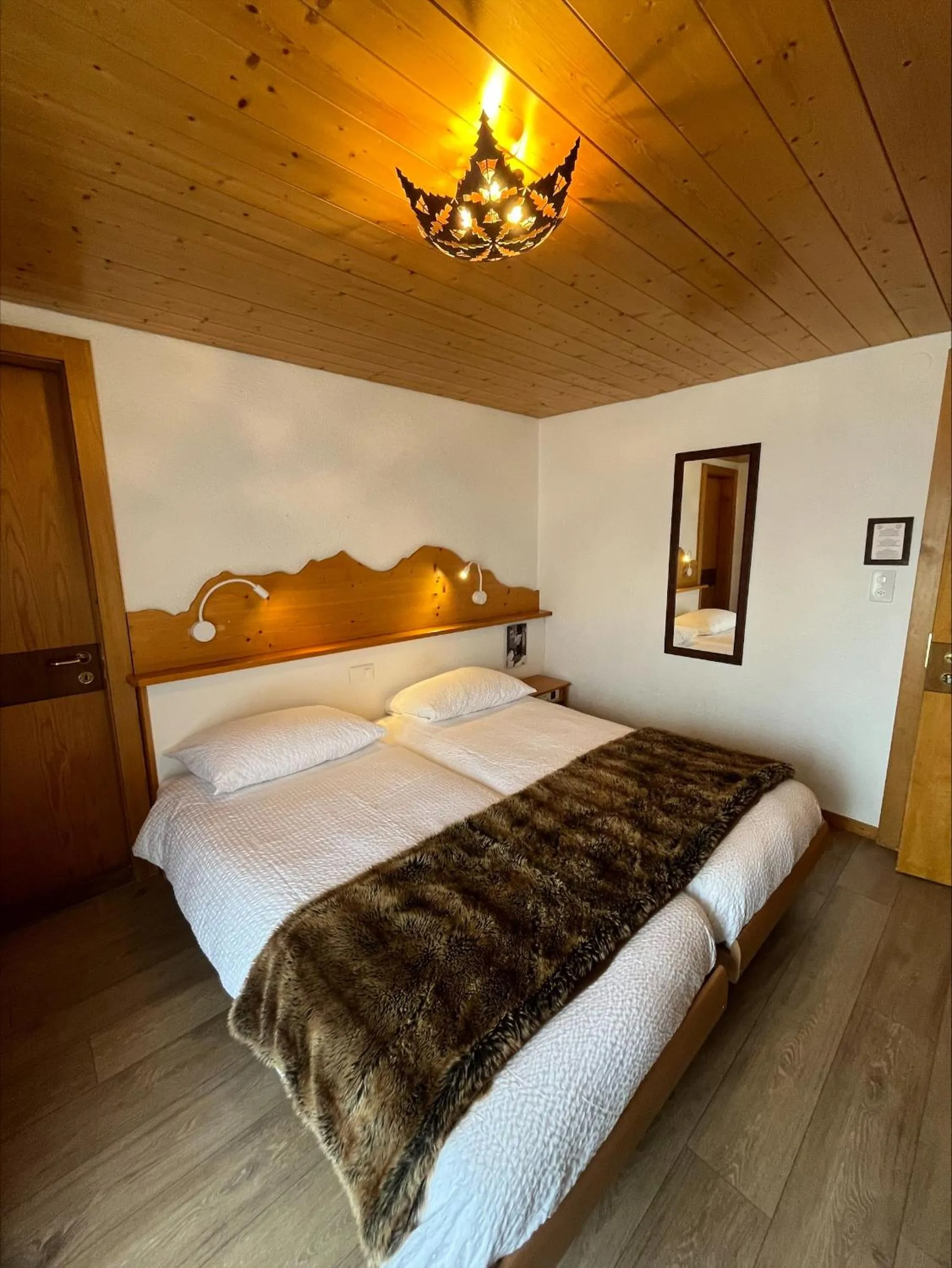 Photo of the whole room, Bed in Hotel Ermitage Verbier