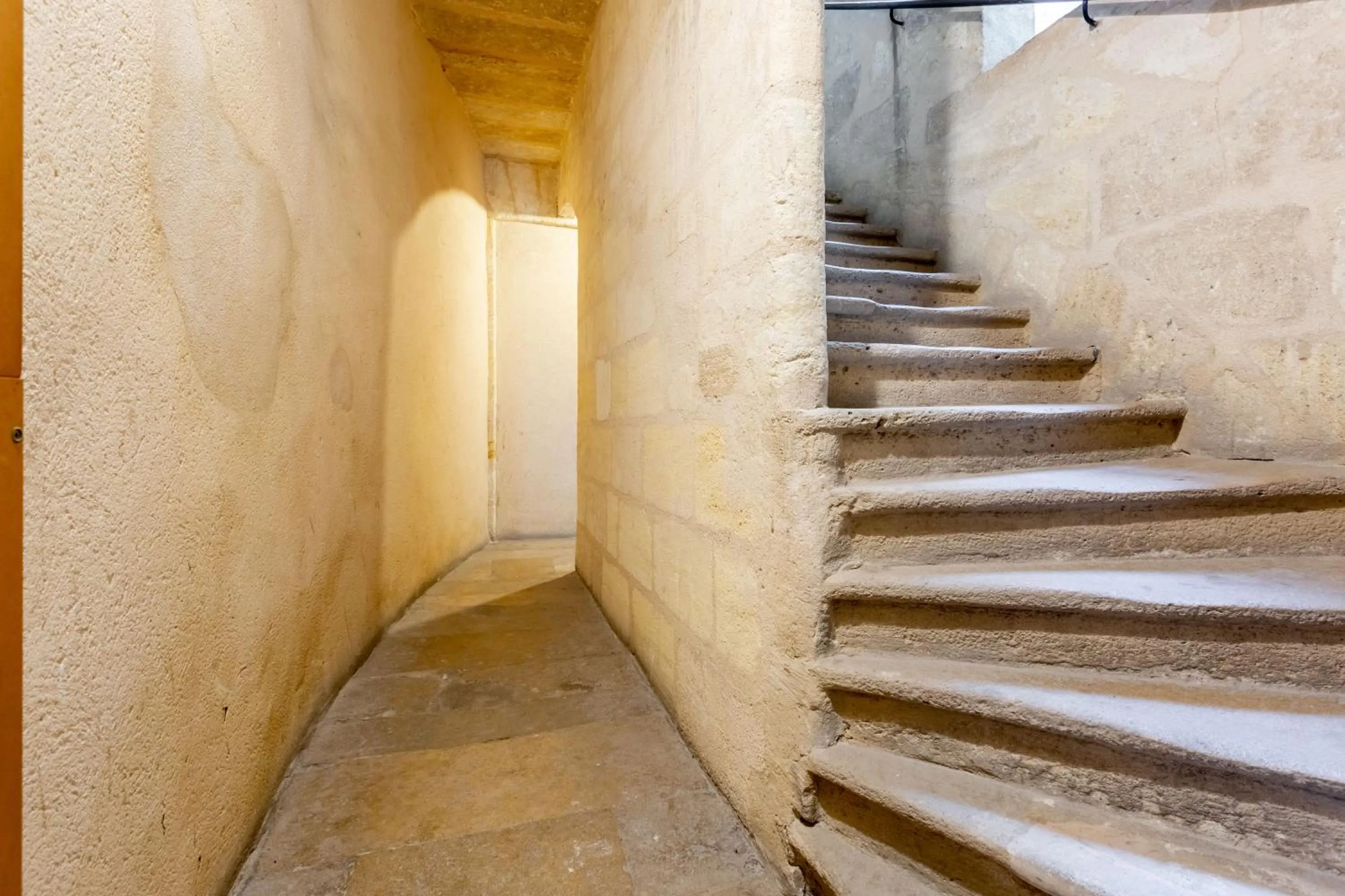 Property building in Bordeaux Bouquiere