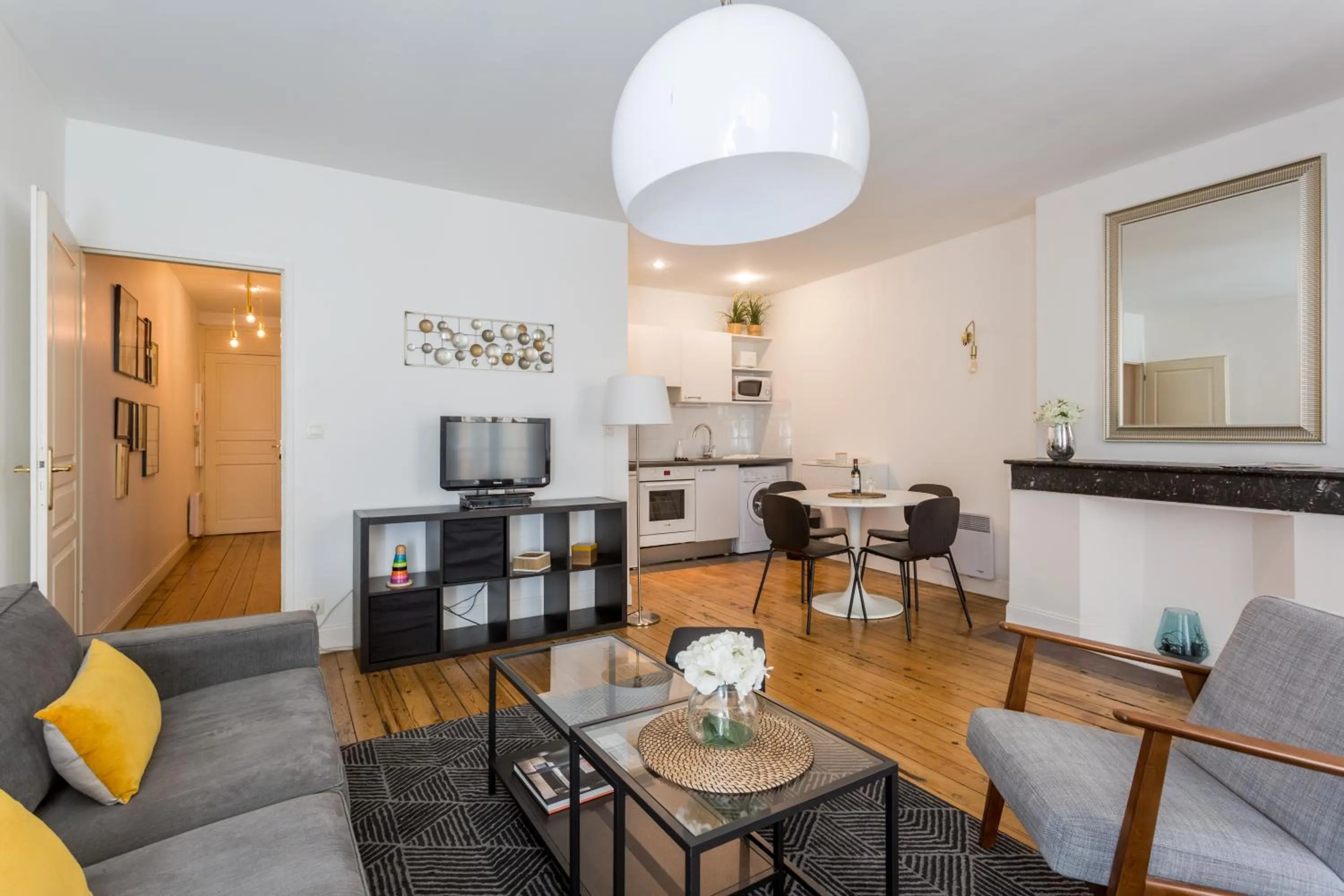 Living room in Bordeaux Bouquiere