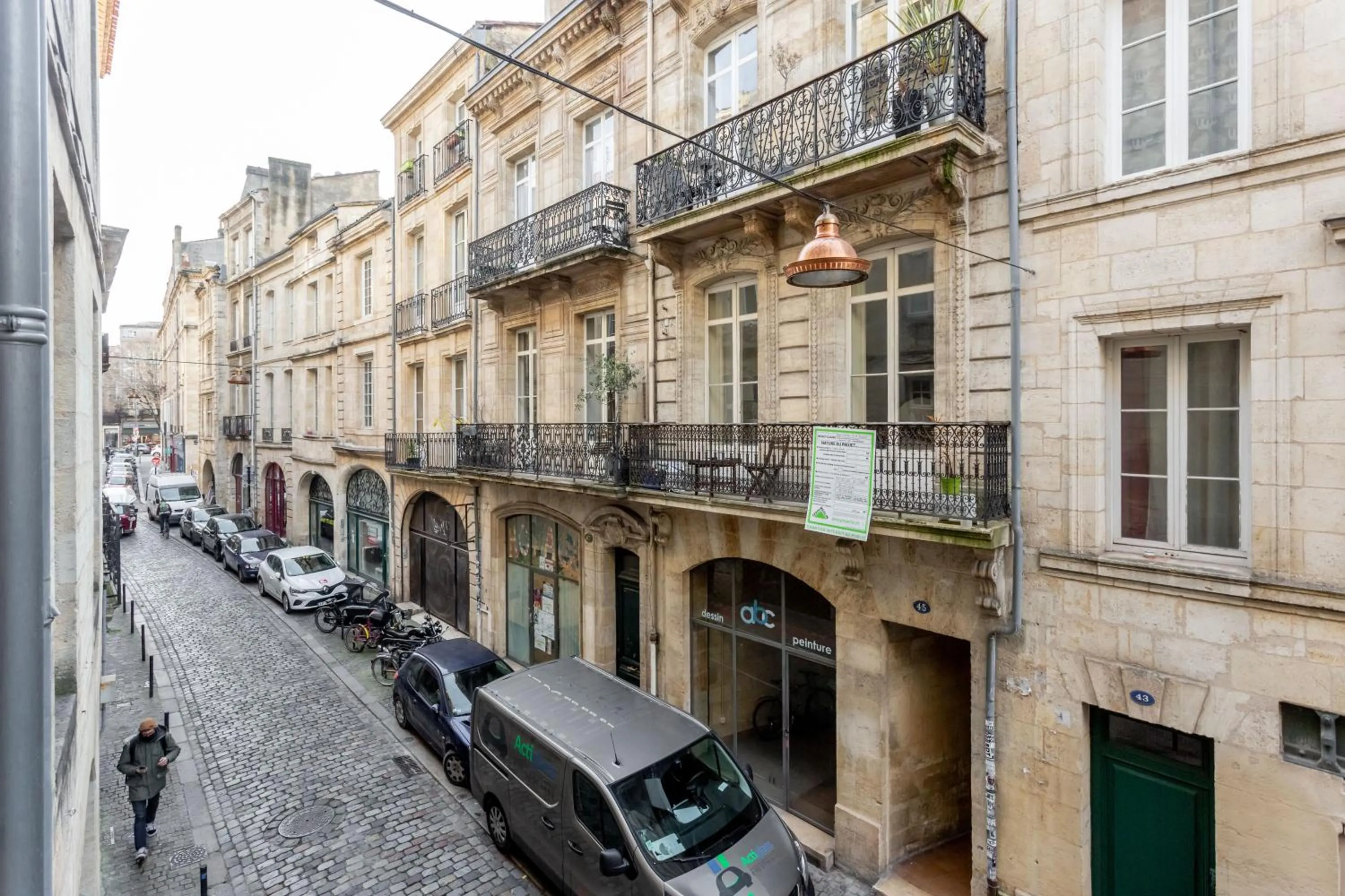Property building in Bordeaux Bouquiere