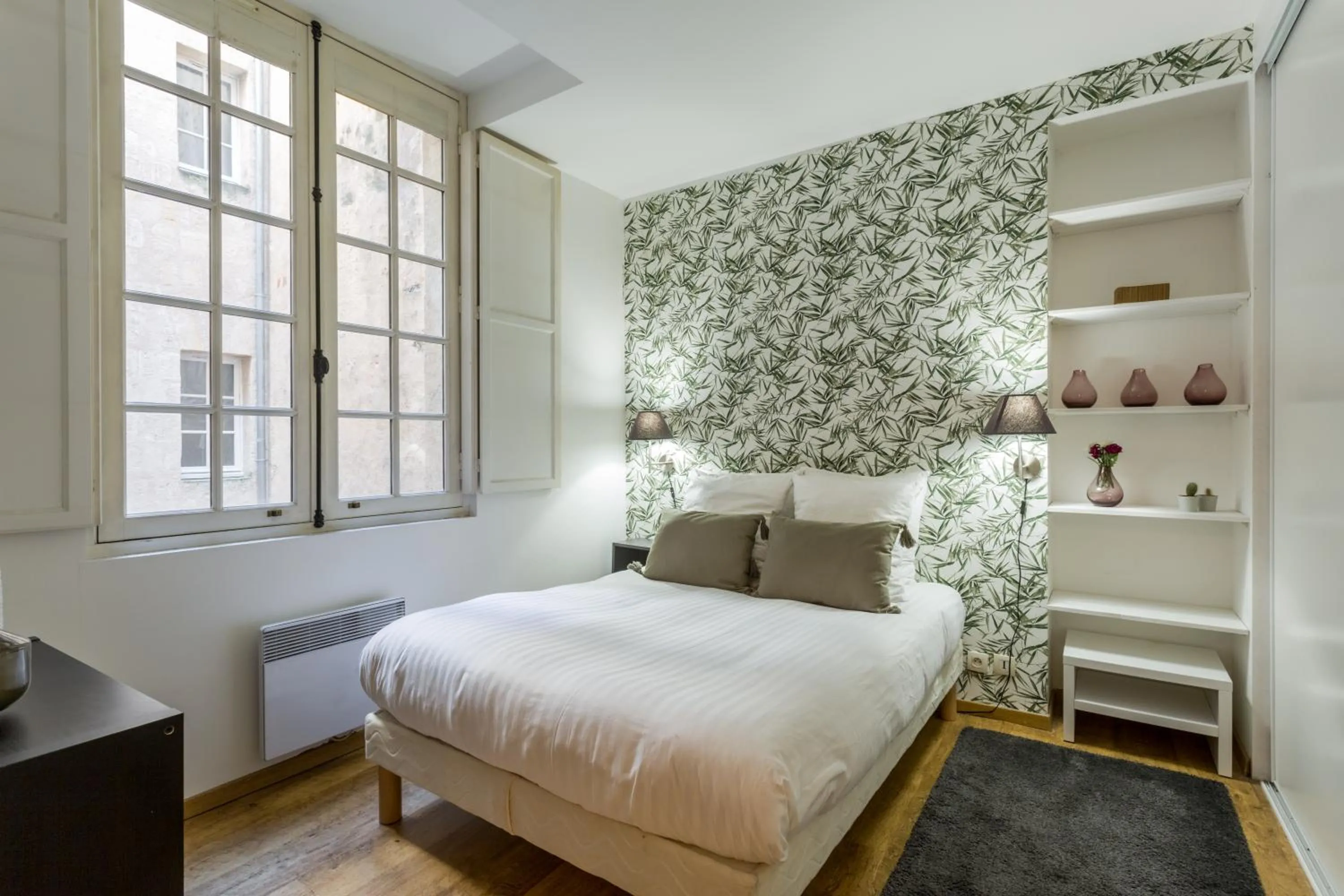 Bedroom, Bed in Bordeaux Bouquiere