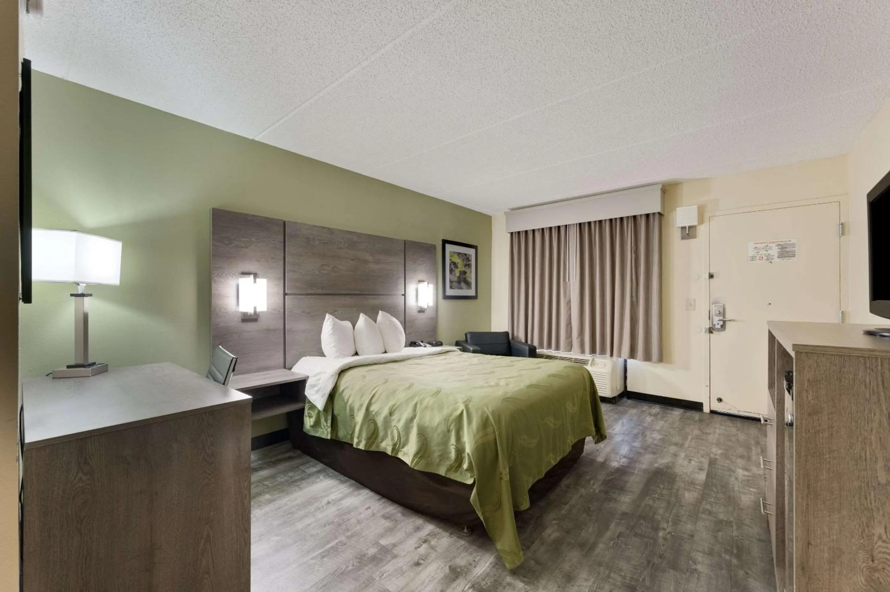 Photo of the whole room, Bed in Quality Inn Airport - Southeast