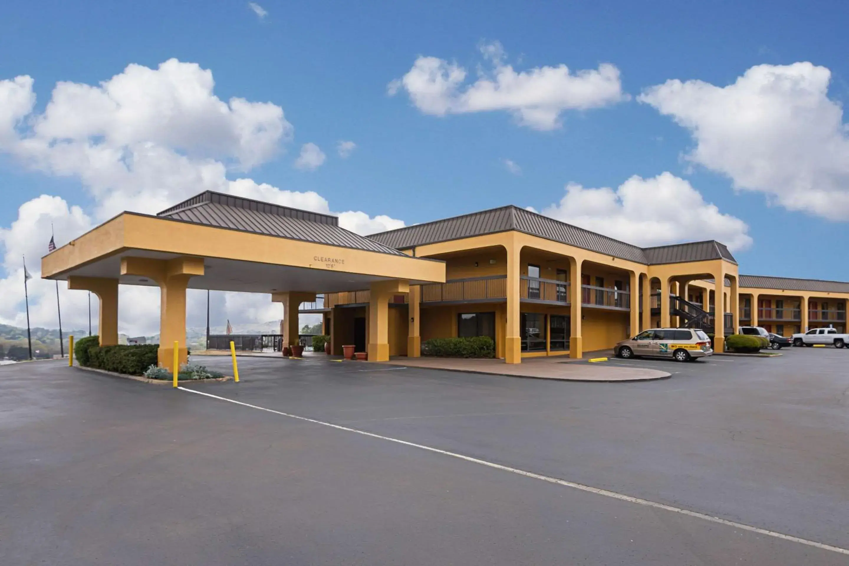 Property building in Quality Inn Airport - Southeast Property building in Quality Inn Airport - Southeast