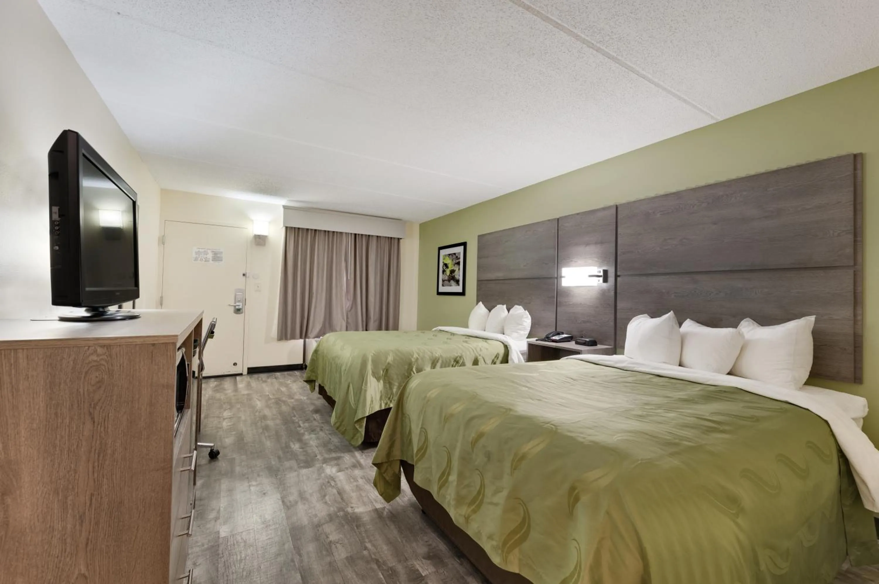 TV and multimedia, Bed in Quality Inn Airport - Southeast