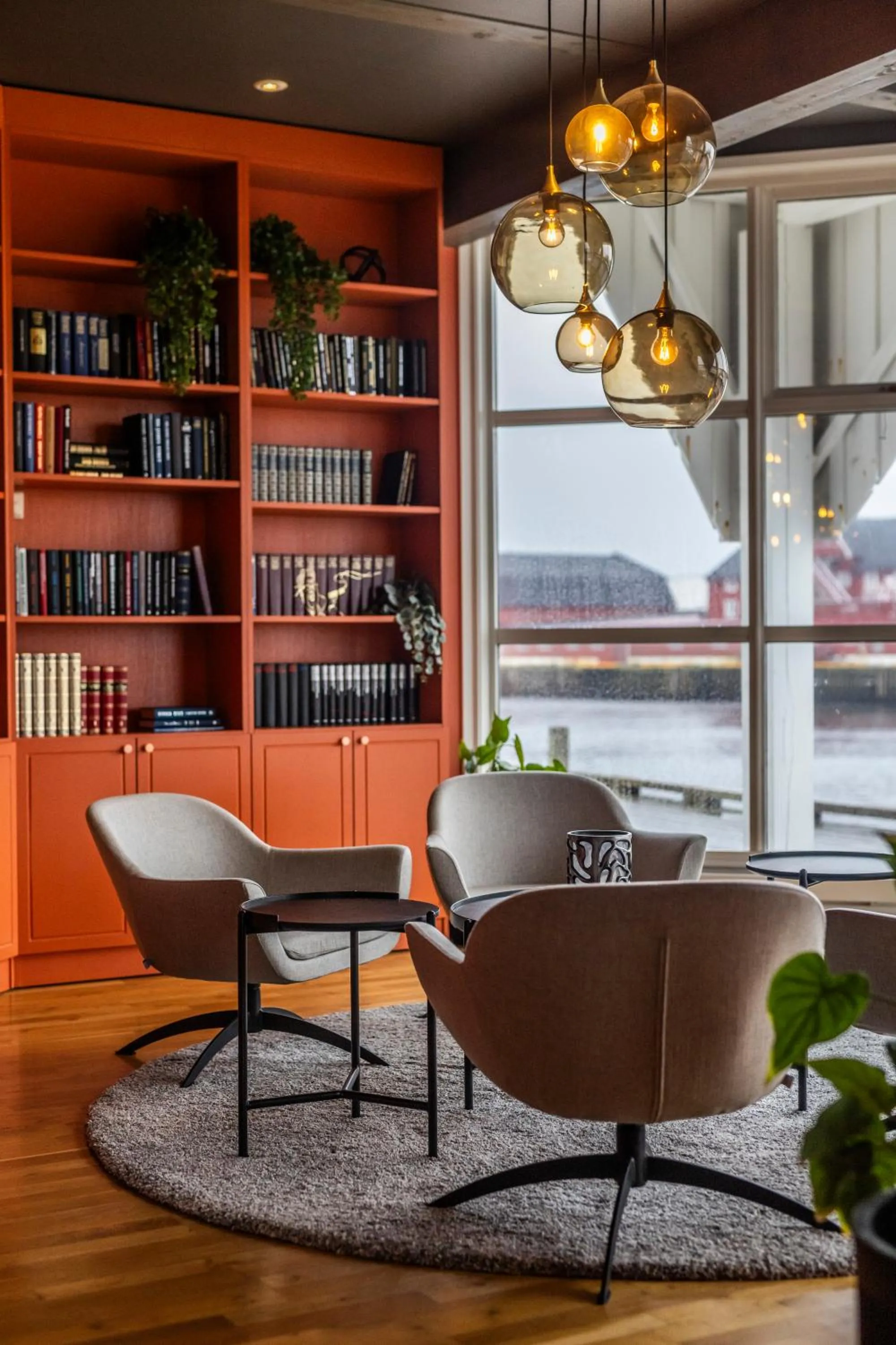 Library in Villa Bryggekanten - by Classic Norway Hotels