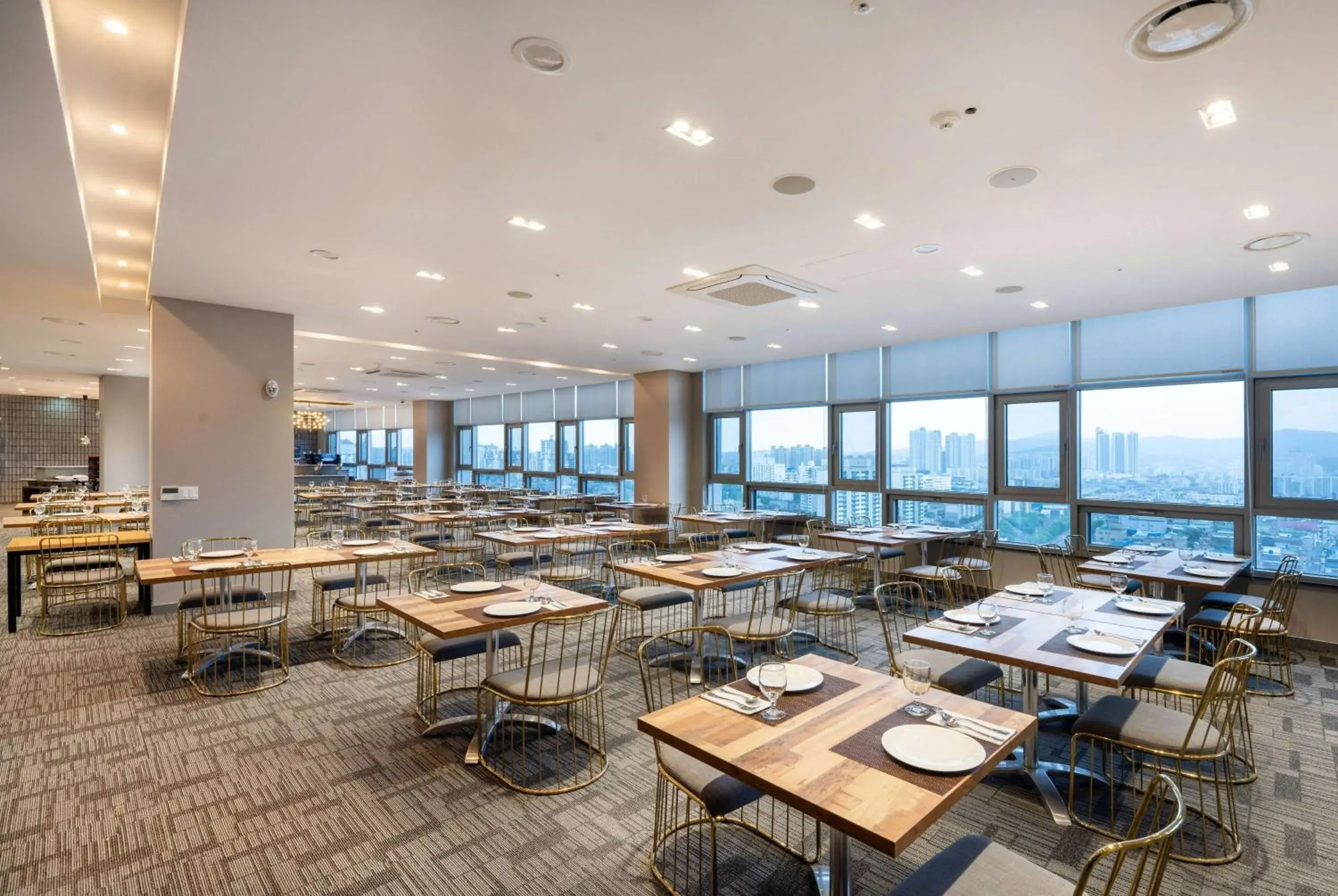 Restaurant/places to eat in Ramada Encore by Wyndham CheonAn Restaurant/places to eat in Ramada Encore by Wyndham CheonAn
