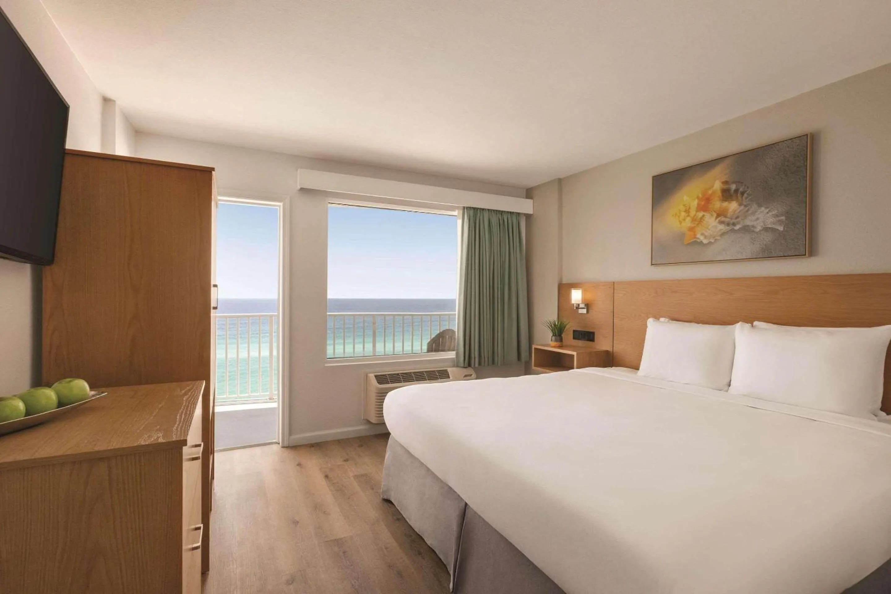 Bedroom, Bed in Radisson Beachfront Hotel - Panama City Beach