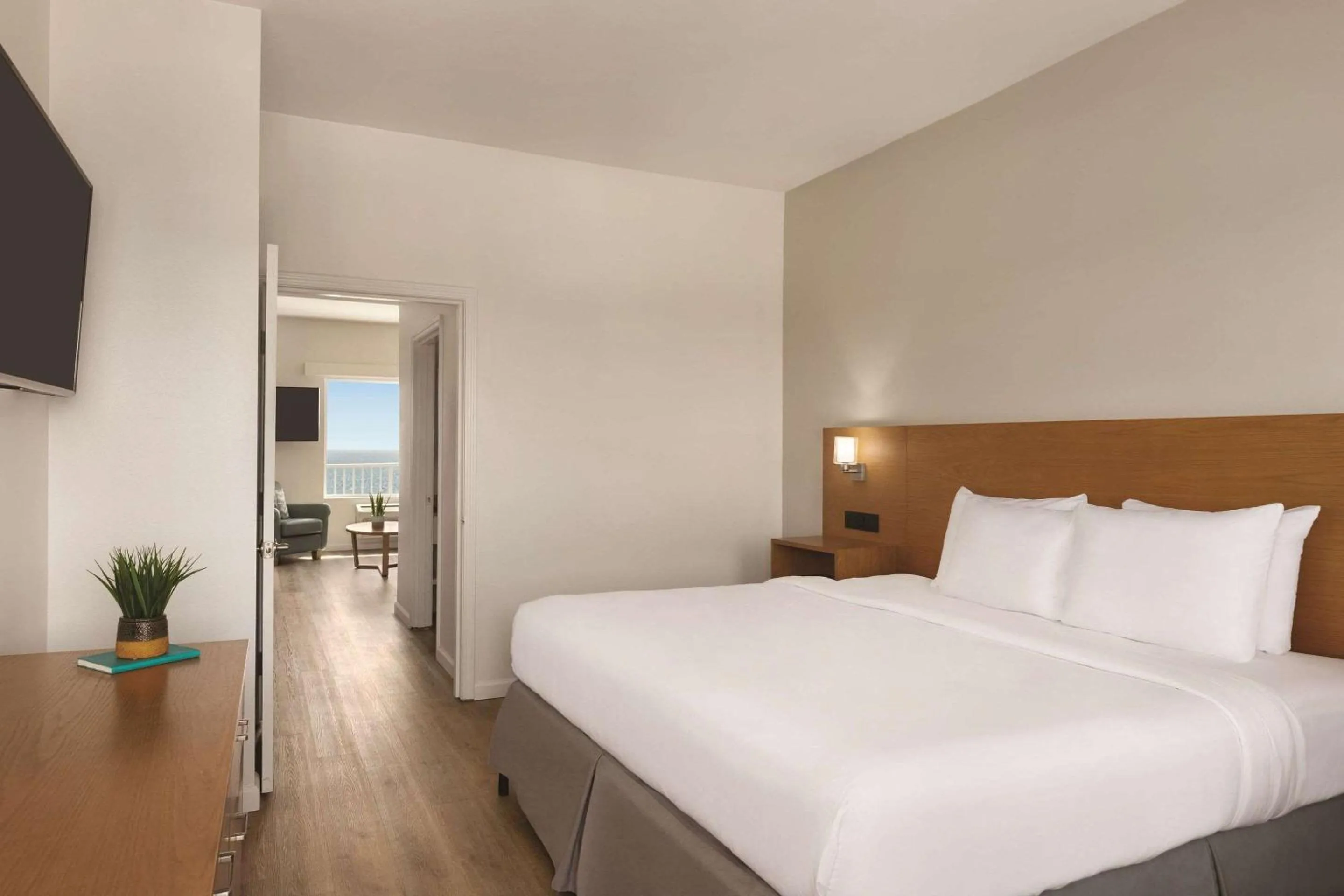 Bedroom, Bed in Radisson Beachfront Hotel - Panama City Beach