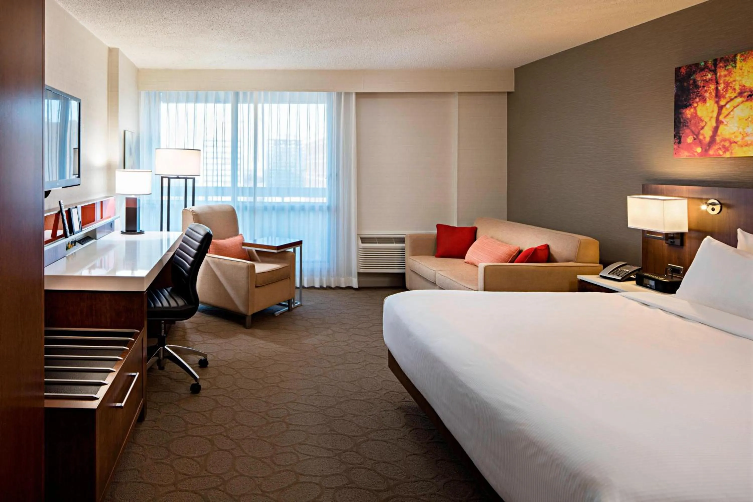 Photo of the whole room, Bed in Delta Hotels by Marriott Winnipeg