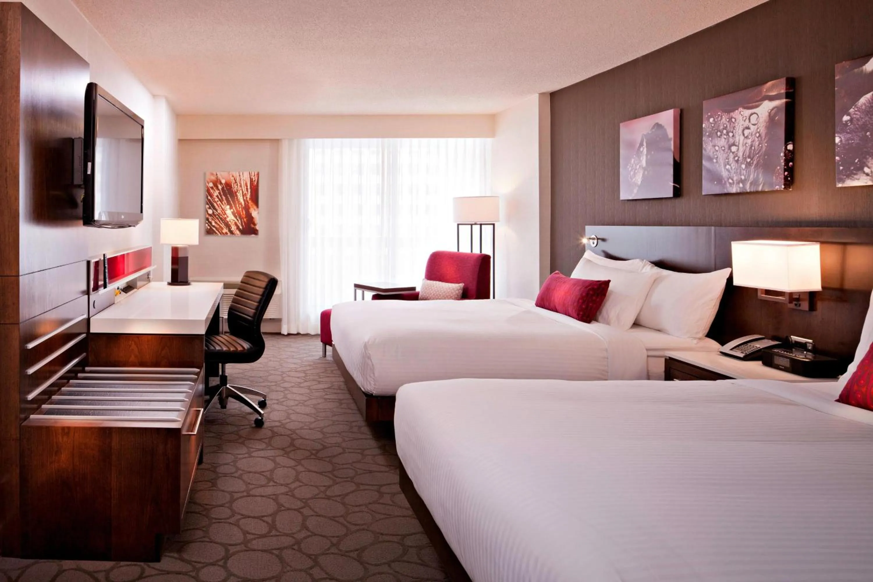 Lounge or bar, Bed in Delta Hotels by Marriott Winnipeg