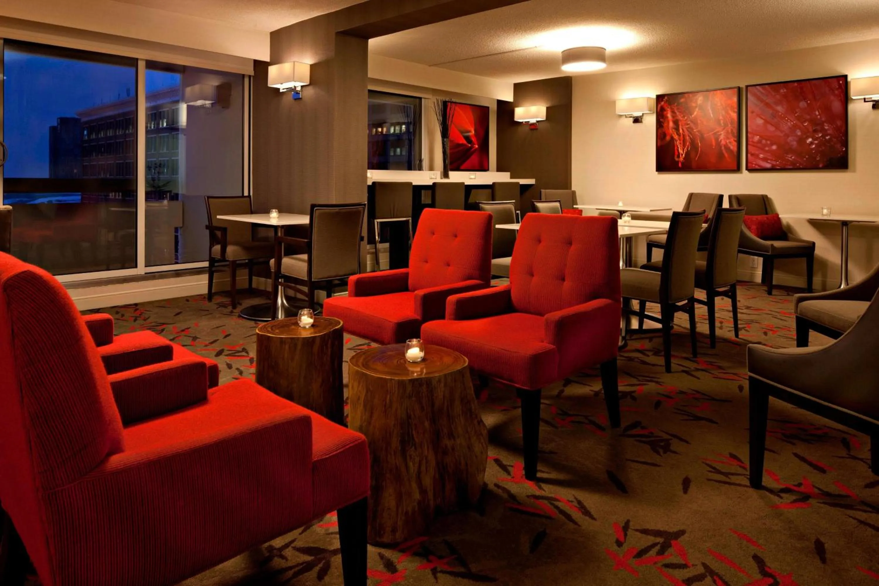 Lounge or bar in Delta Hotels by Marriott Winnipeg