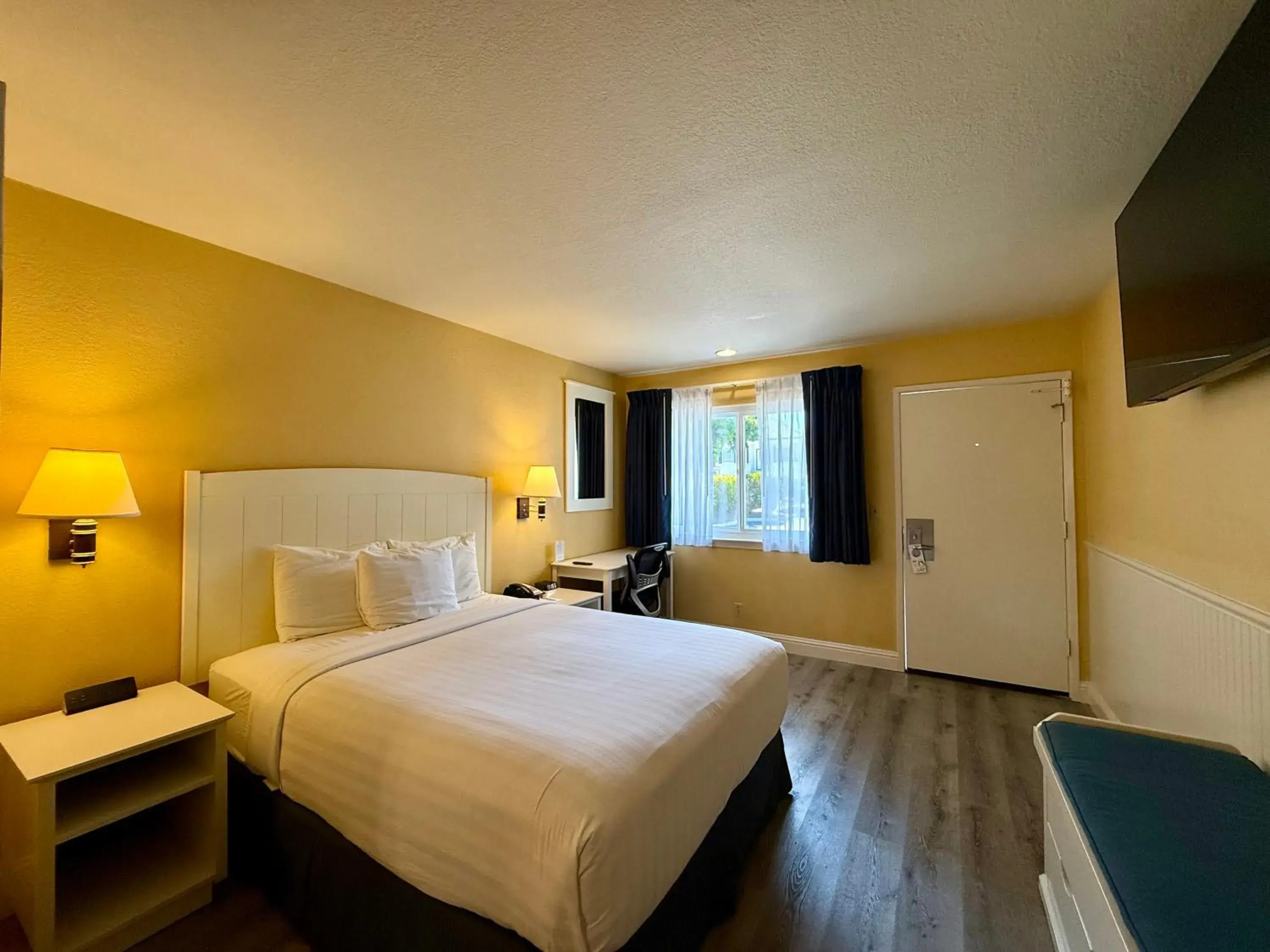 Bed in Monterey Bay Lodge Bed in Monterey Bay Lodge