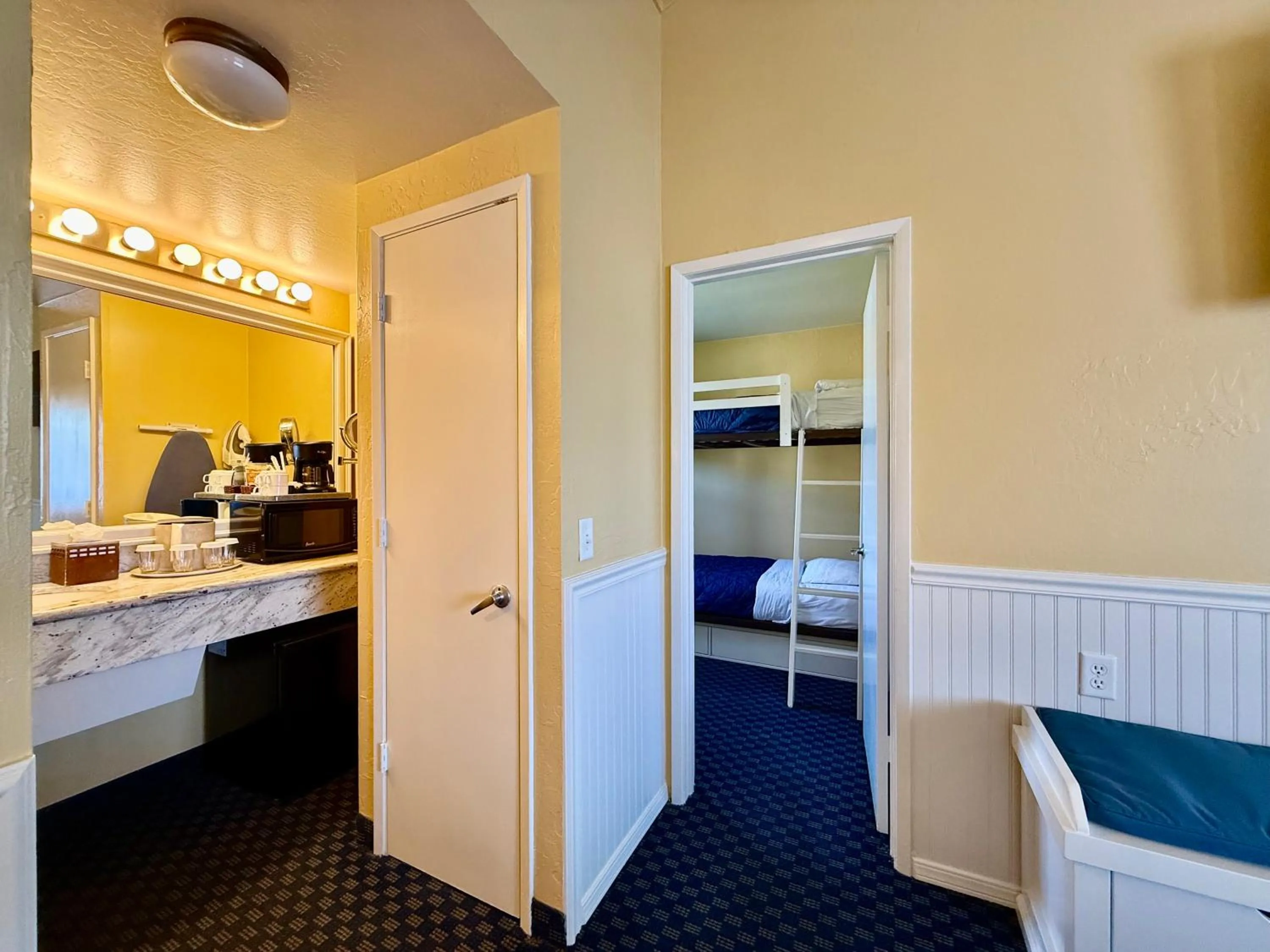 Swimming pool, Bed in Monterey Bay Lodge