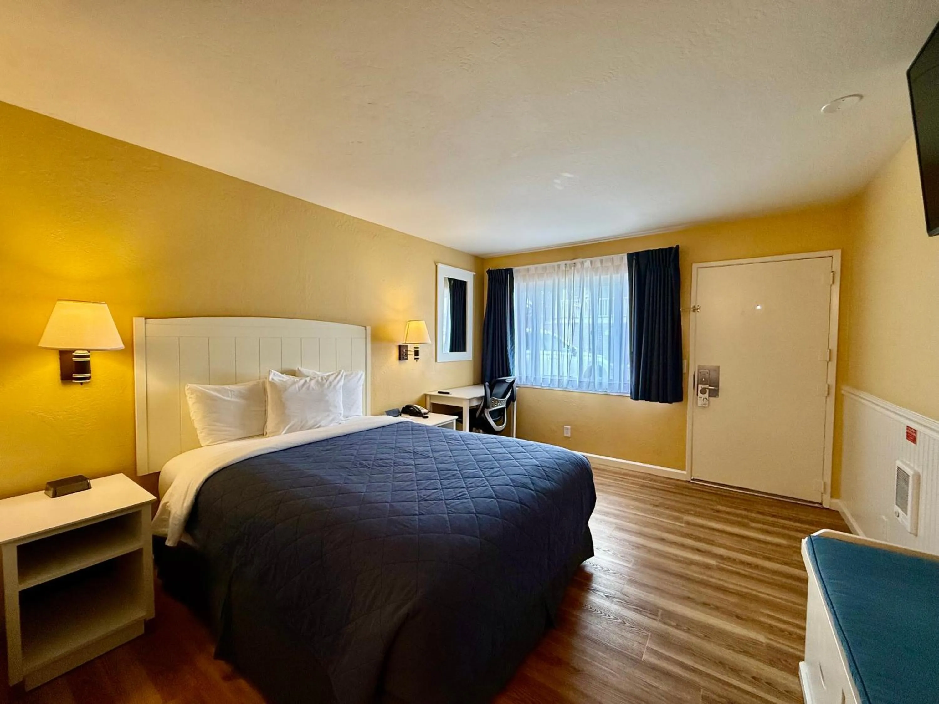 Bed in Monterey Bay Lodge