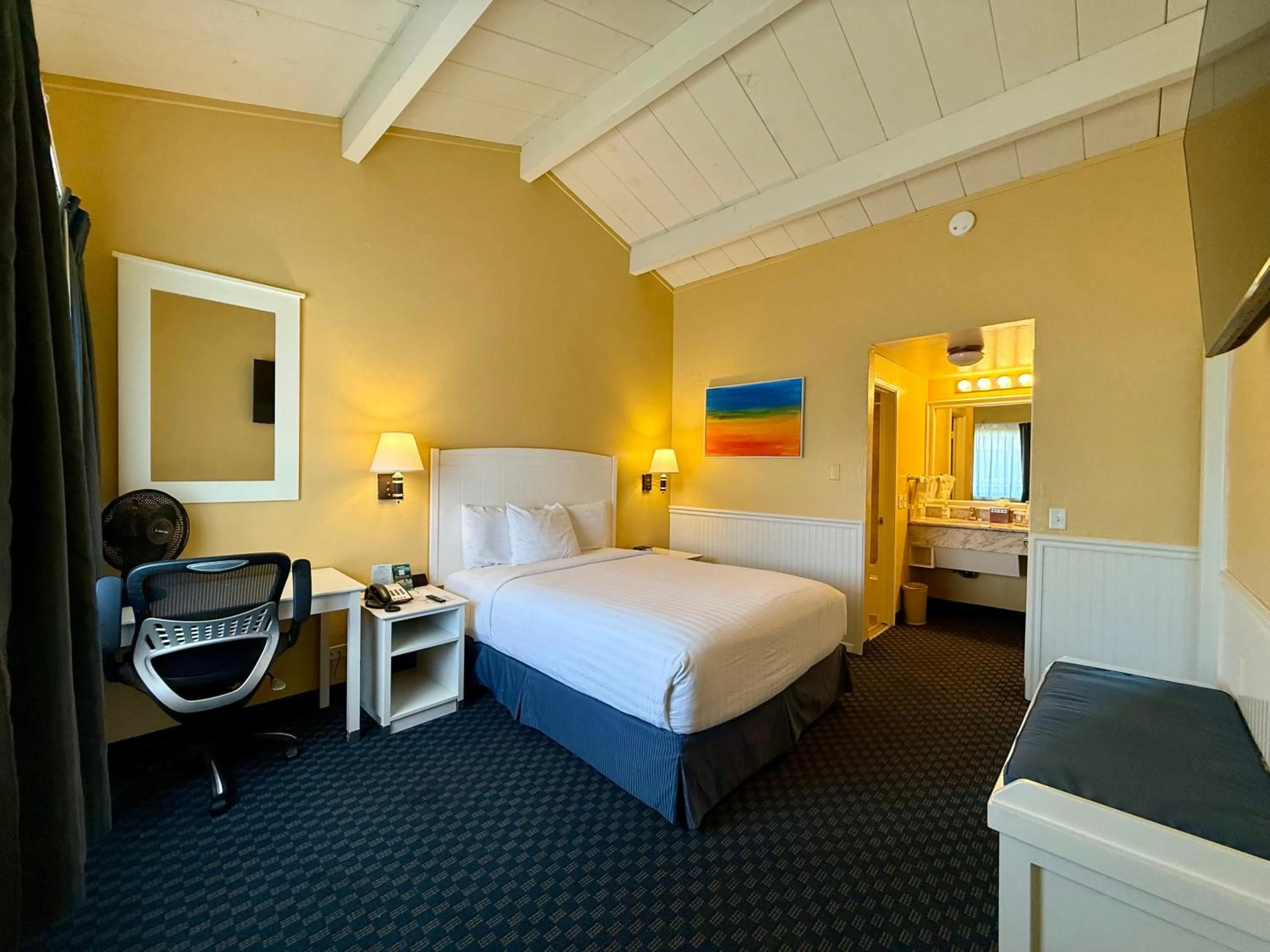 Photo of the whole room, Bed in Monterey Bay Lodge