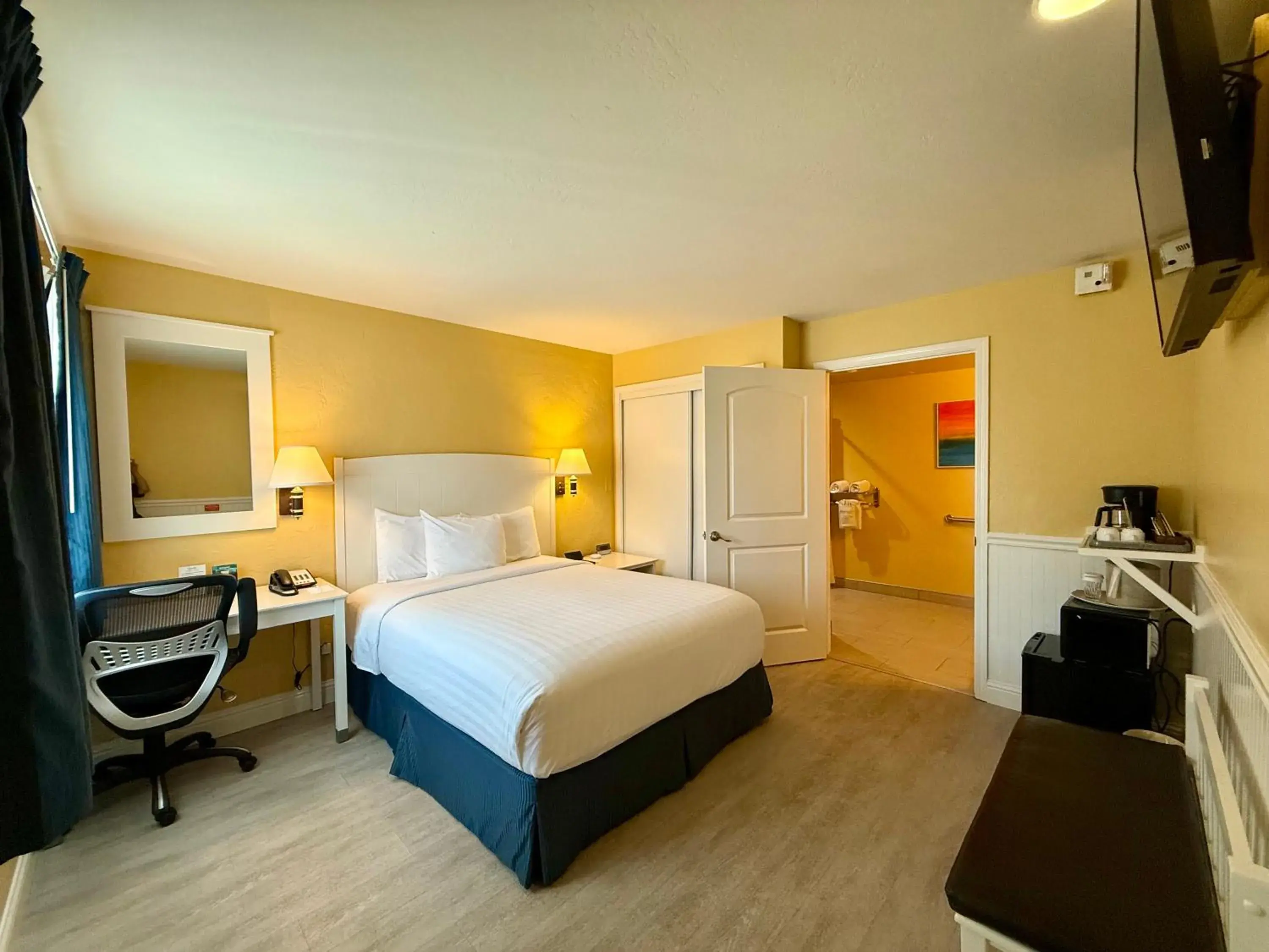 Bed in Monterey Bay Lodge Bed in Monterey Bay Lodge