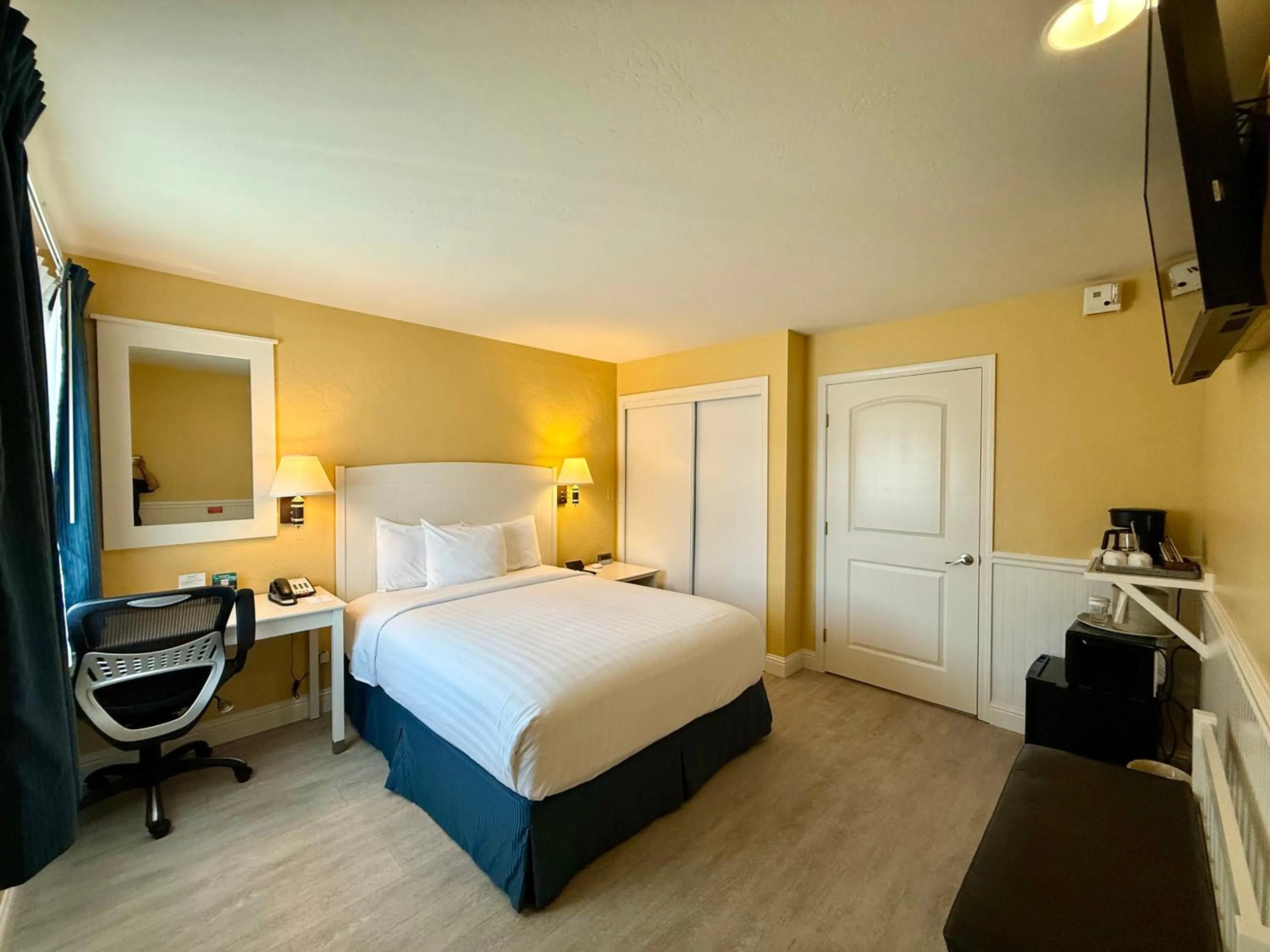 Bed in Monterey Bay Lodge