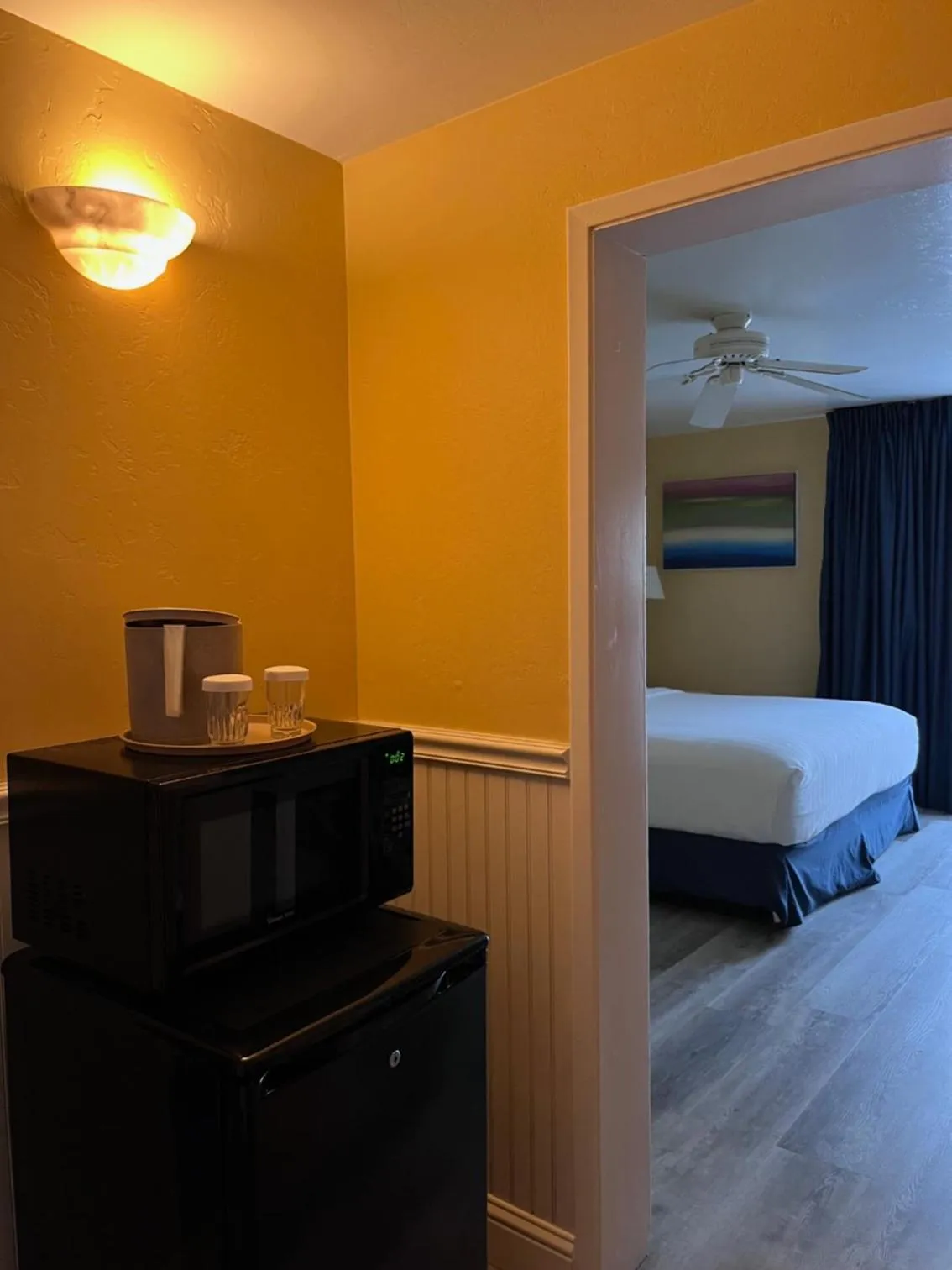 microwave, Bed in Monterey Bay Lodge