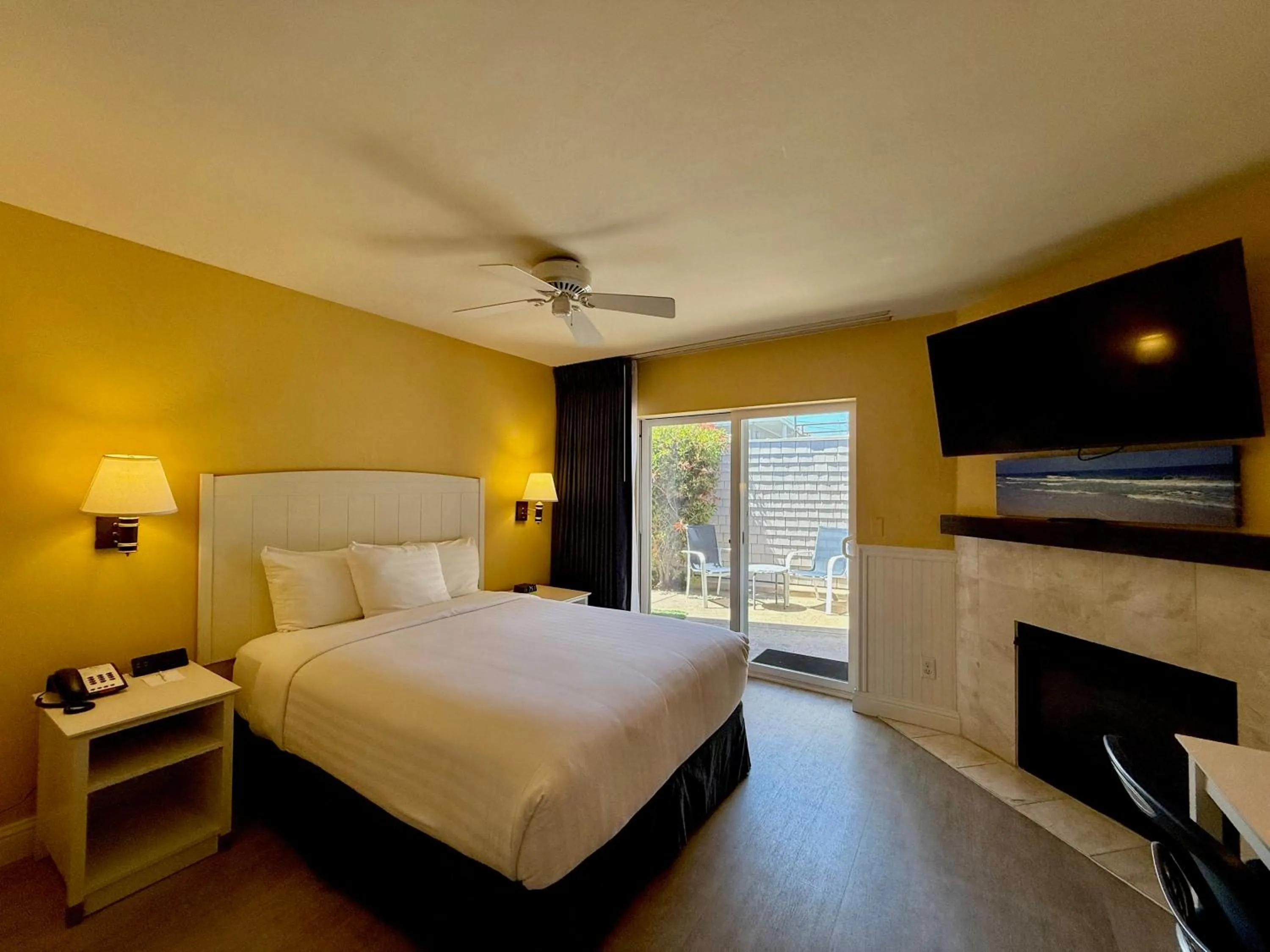 Bed in Monterey Bay Lodge