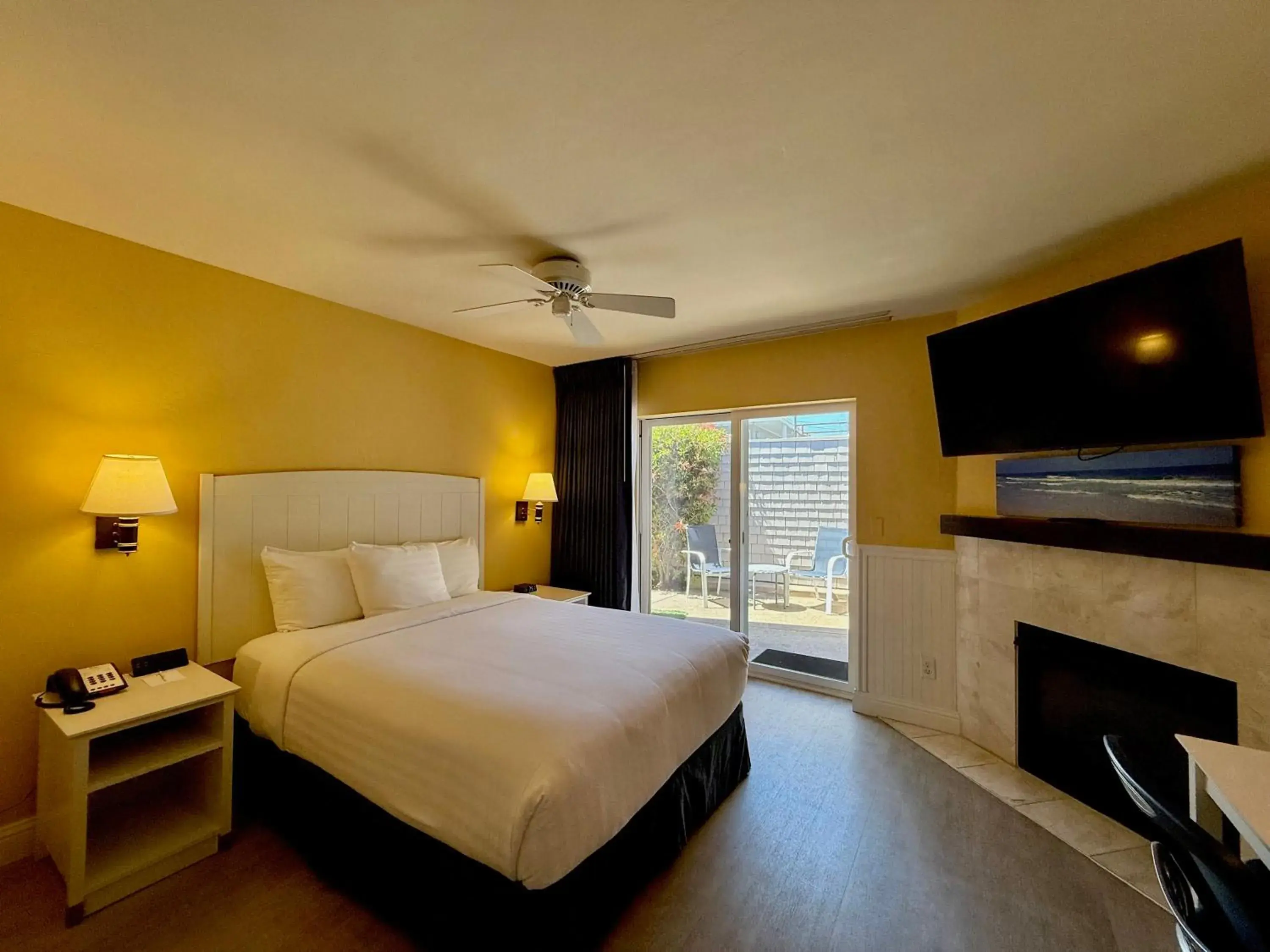 Bed in Monterey Bay Lodge Bed in Monterey Bay Lodge