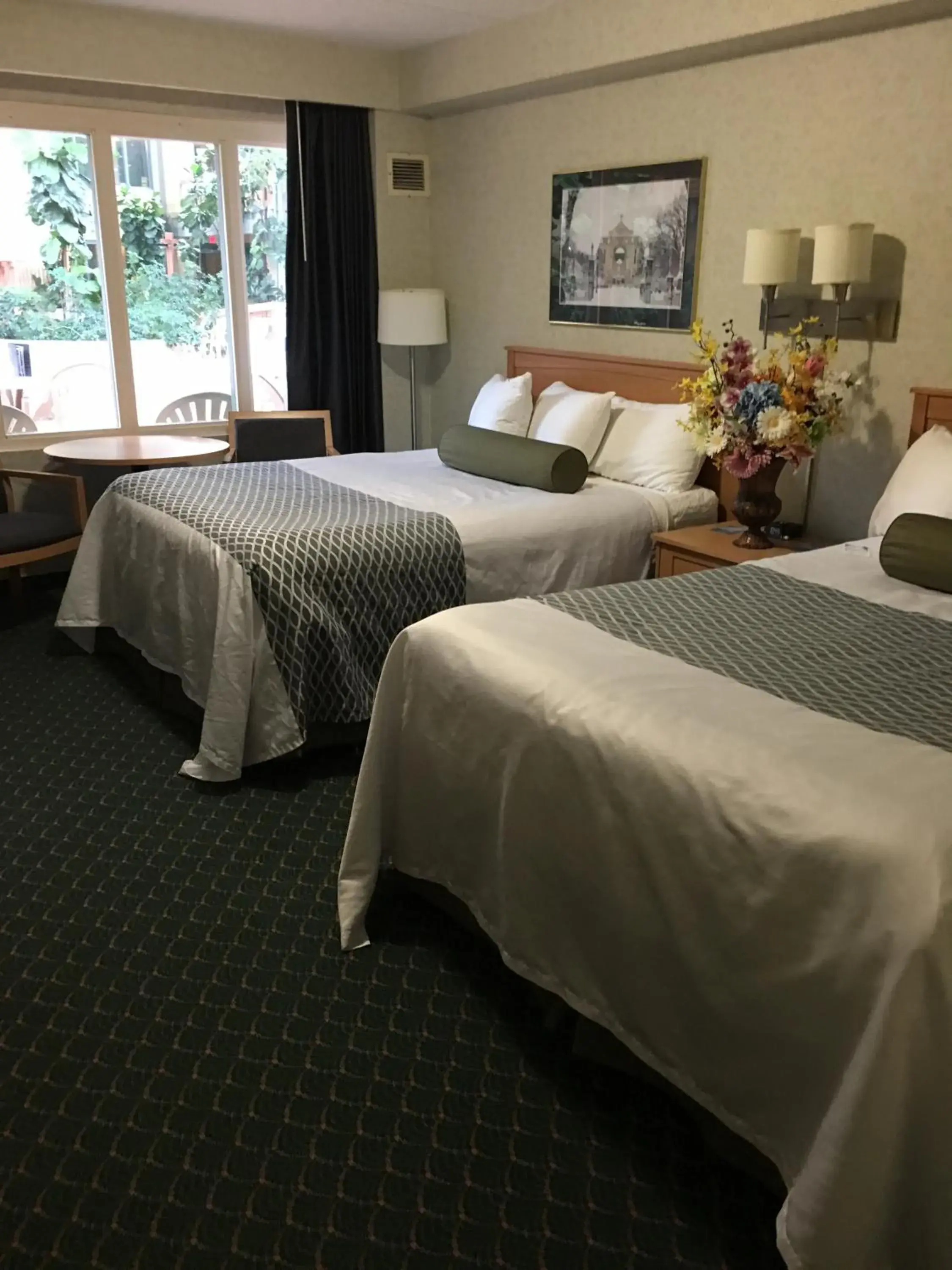 Swimming pool, Bed in Travelodge by Wyndham Winnipeg East Swimming pool, Bed in Travelodge by Wyndham Winnipeg East