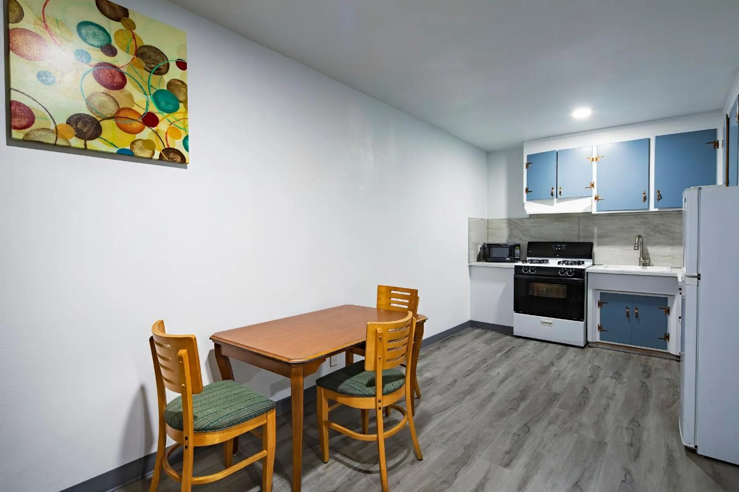 Kitchen or kitchenette in Hitching Post Studios Inn