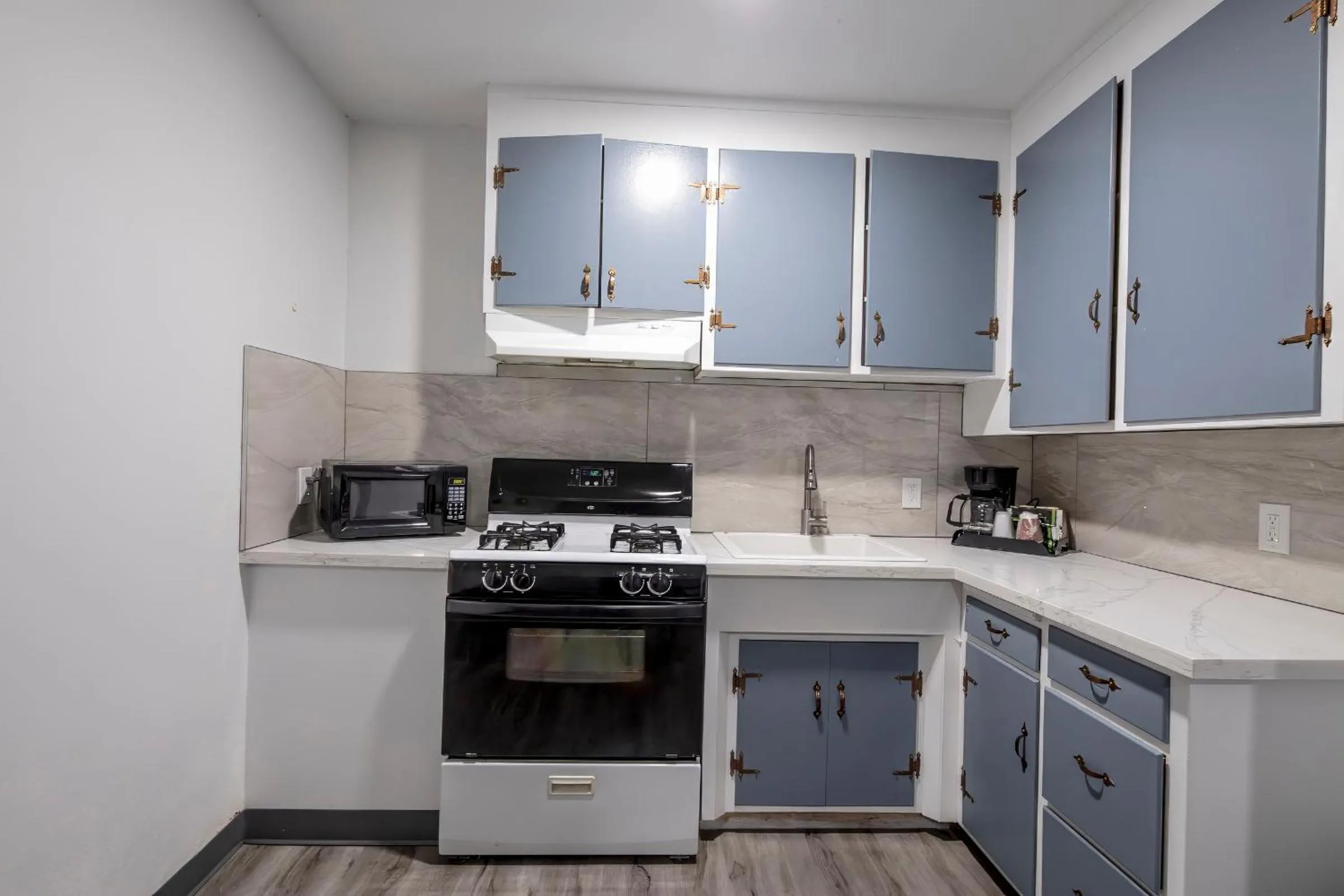 Kitchen or kitchenette in Hitching Post Studios Inn