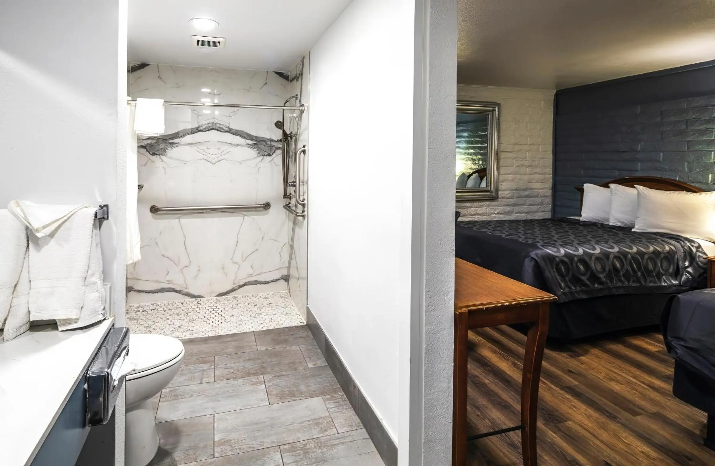 Facility for disabled guests, Bed in Hitching Post Studios Inn