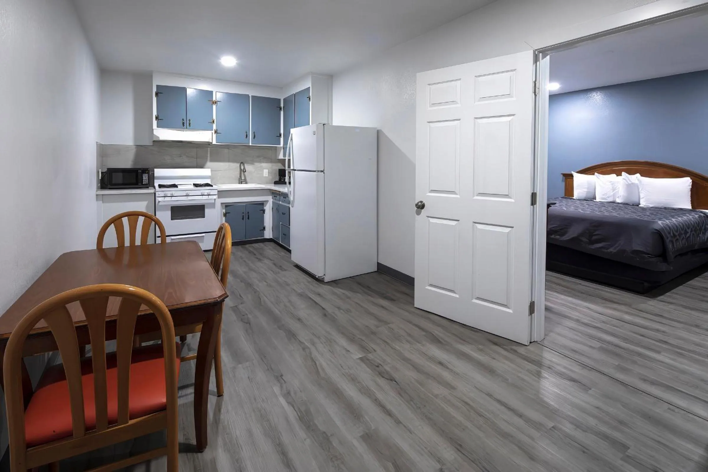 kitchen, Bed in Hitching Post Studios Inn