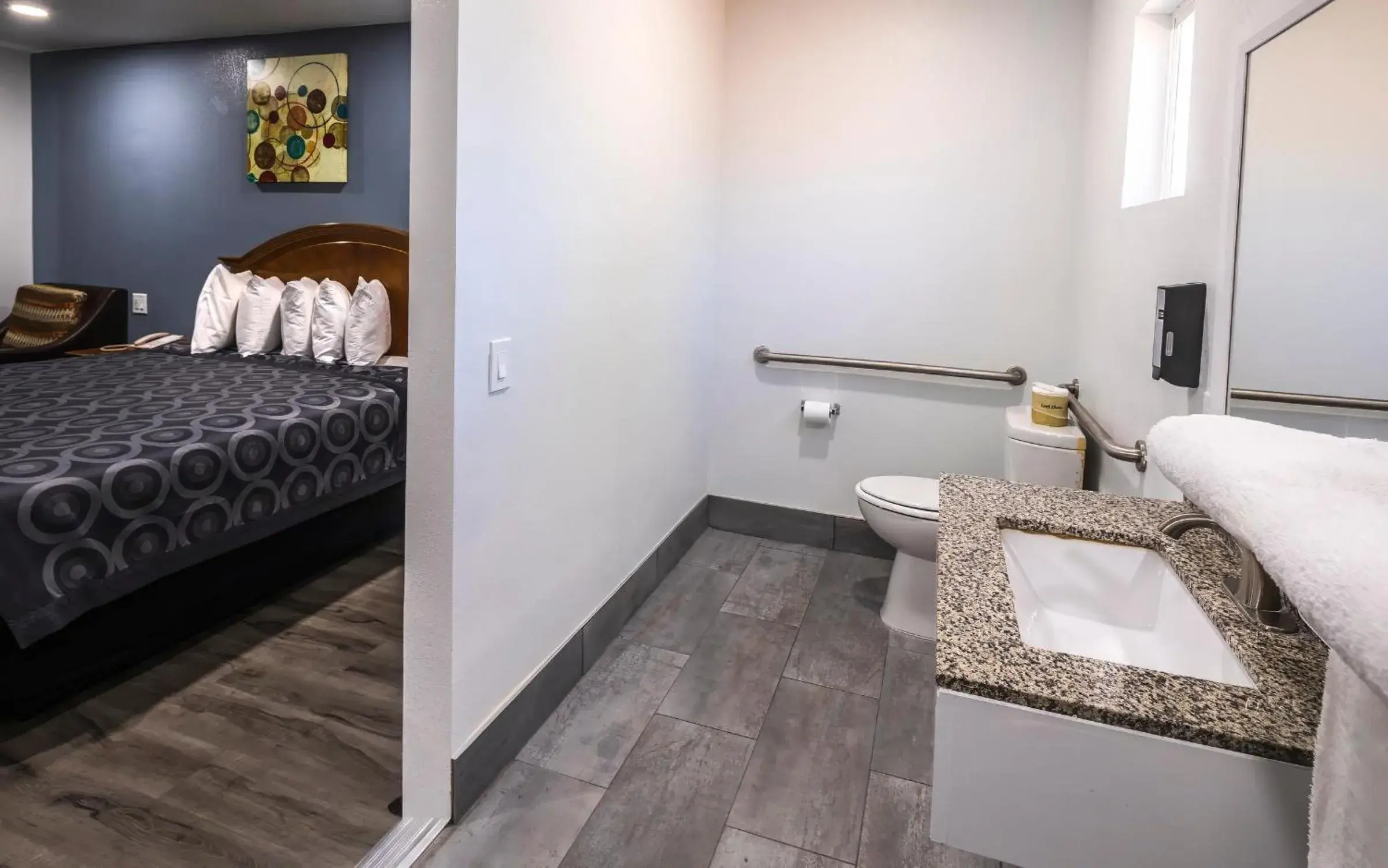 Facility for disabled guests, Bed in Hitching Post Studios Inn Facility for disabled guests, Bed in Hitching Post Studios Inn