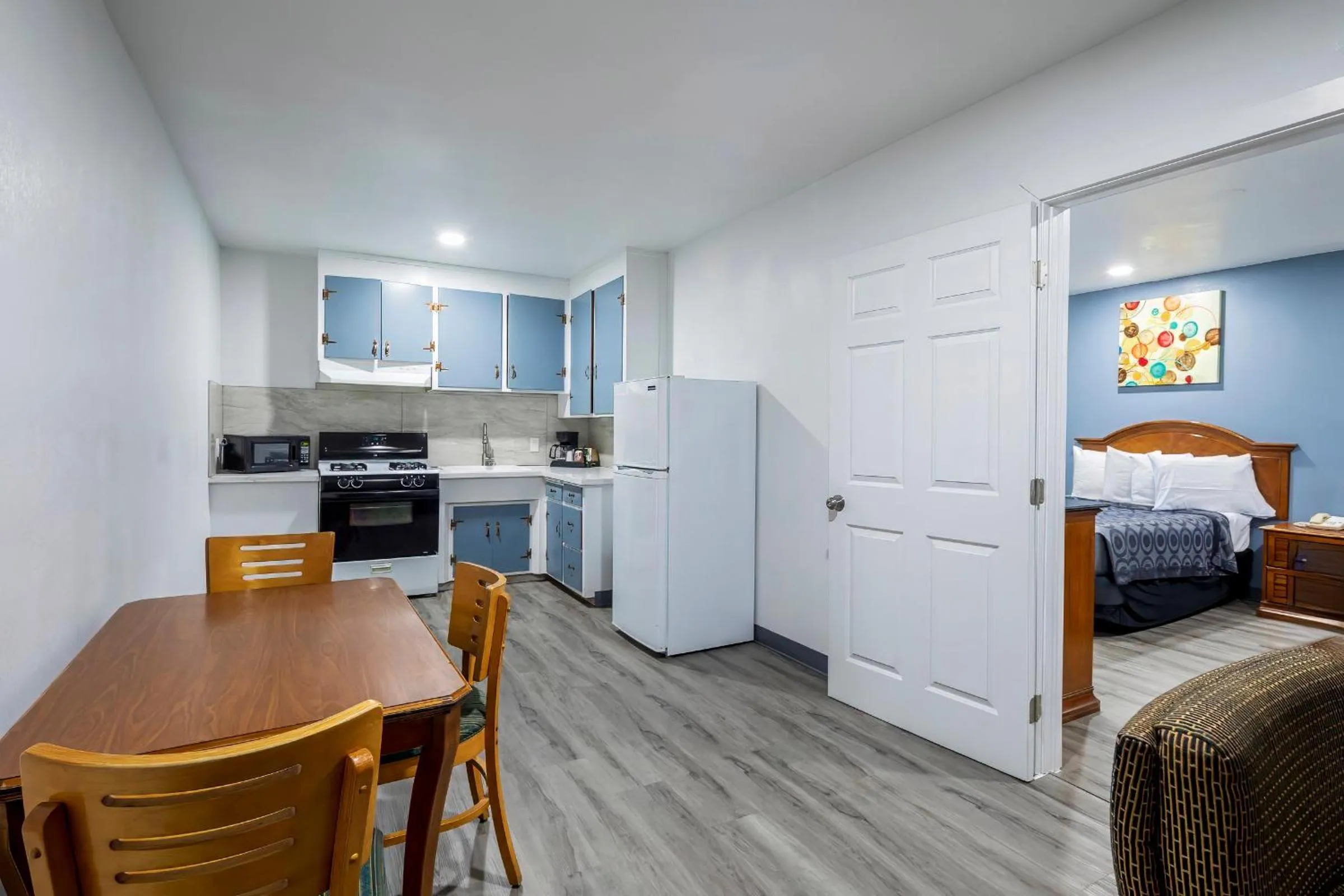 kitchen, Bed in Hitching Post Studios Inn
