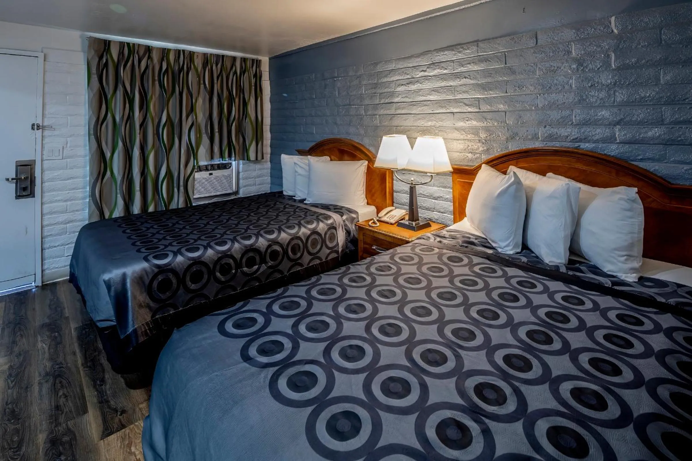 Bed in Hitching Post Studios Inn