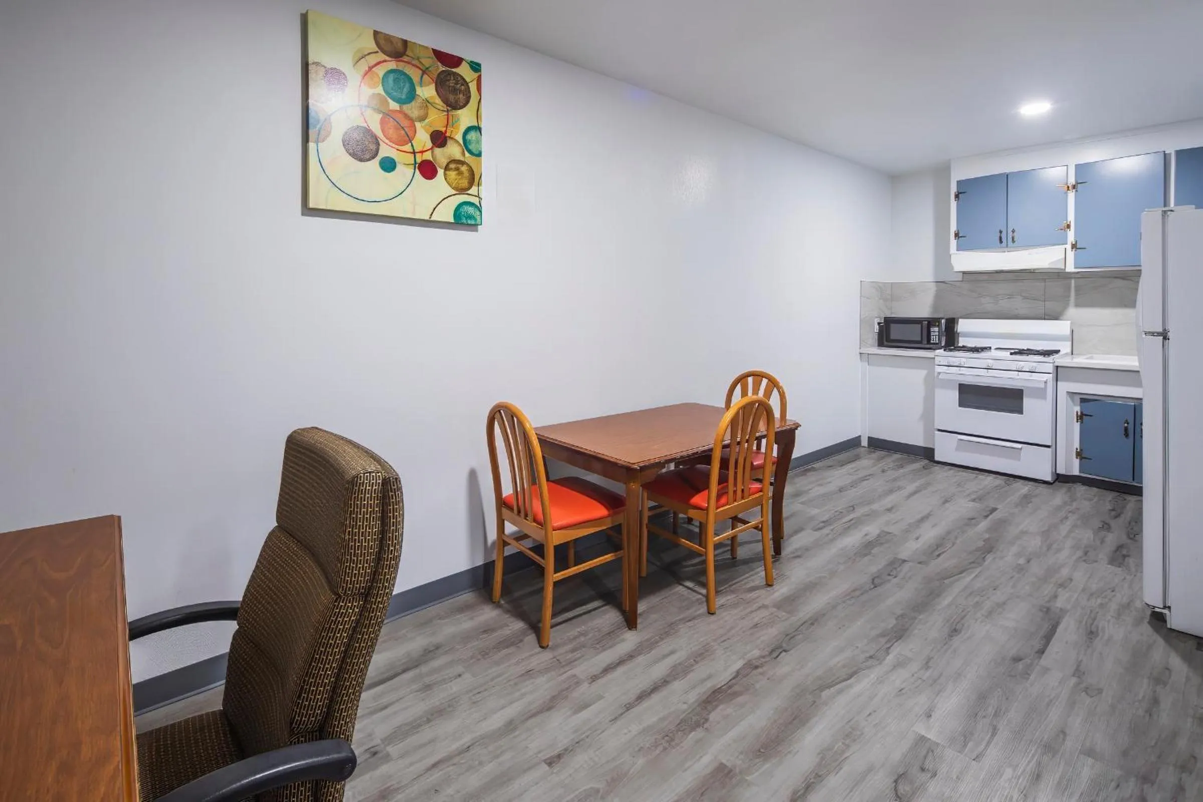 Kitchen or kitchenette in Hitching Post Studios Inn