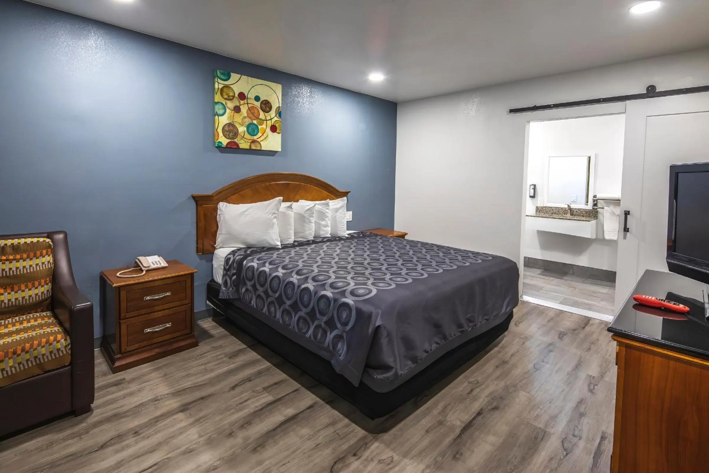 Facility for disabled guests, Bed in Hitching Post Studios Inn