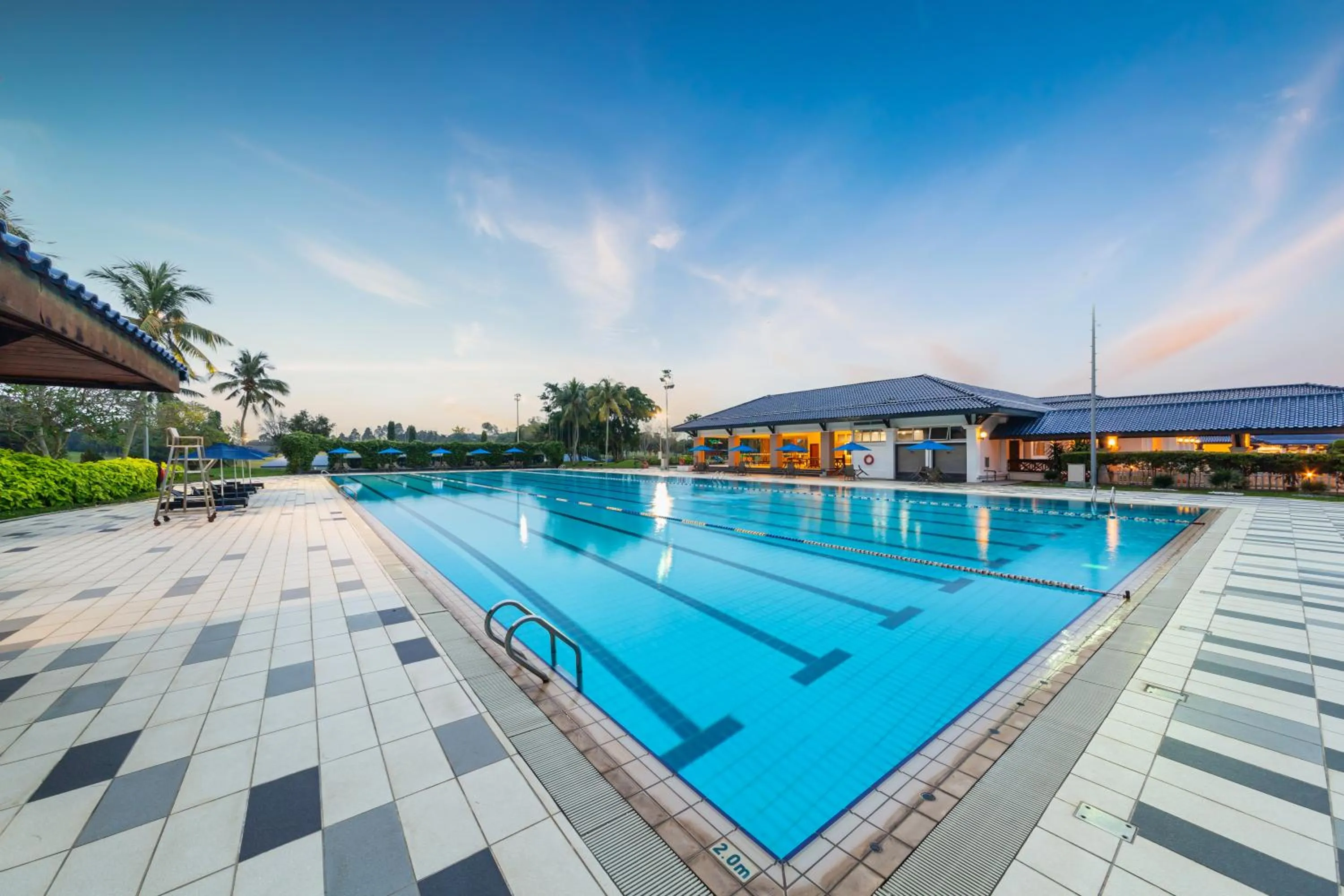 Swimming pool in Glenmarie Hotel and Golf Resort