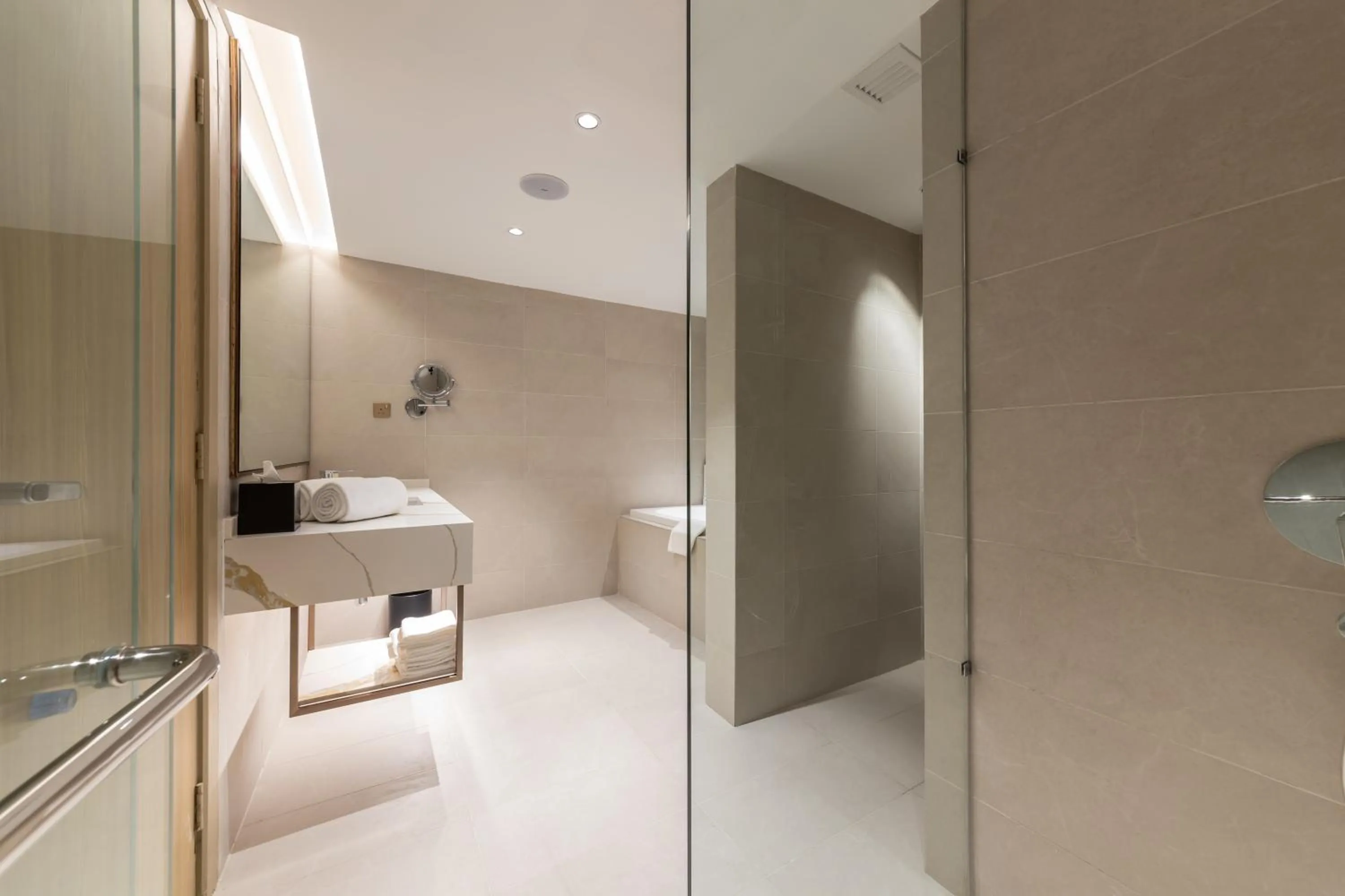 Shower in Glenmarie Hotel and Golf Resort