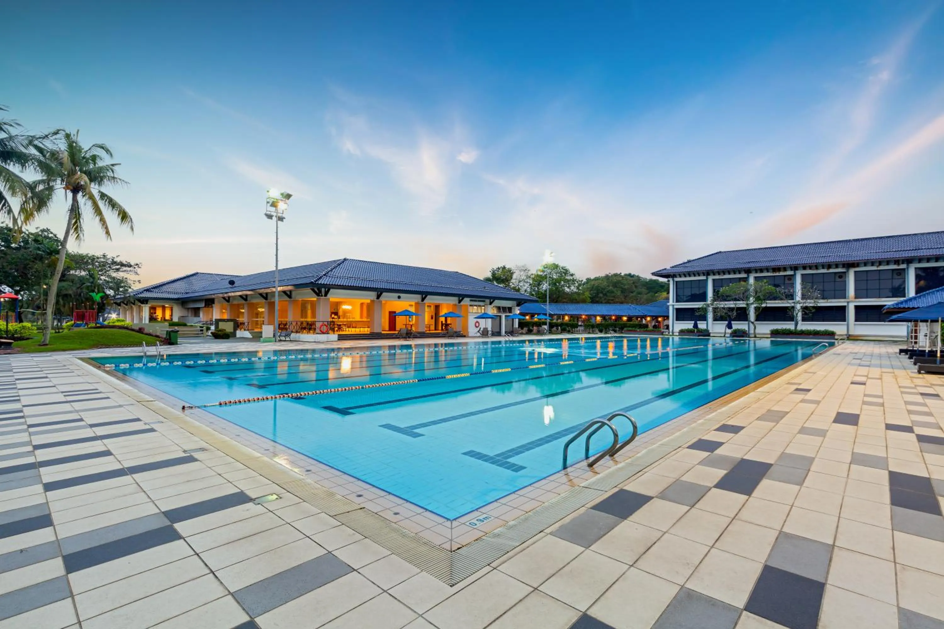 Swimming pool in Glenmarie Hotel and Golf Resort