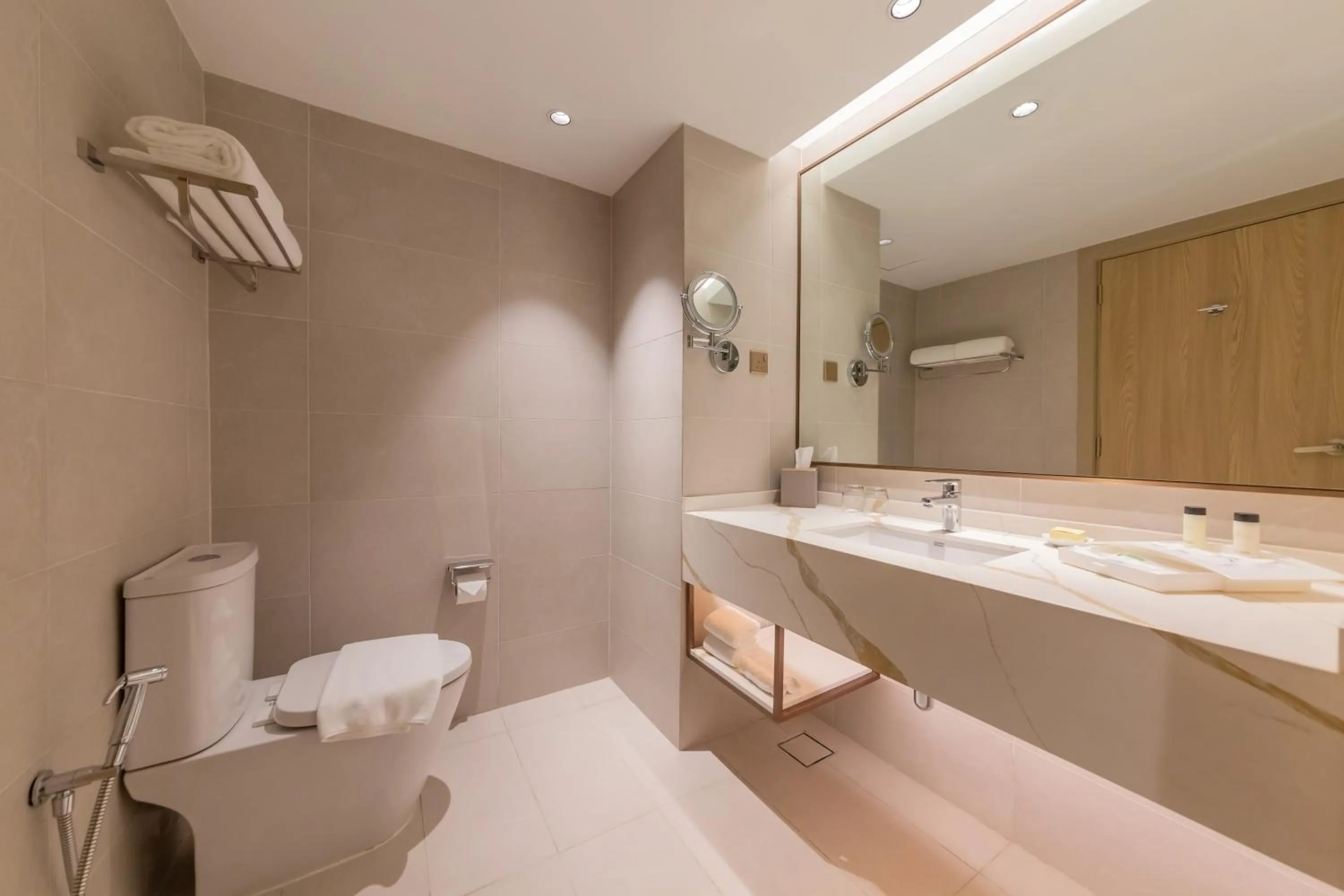 Shower in Glenmarie Hotel and Golf Resort