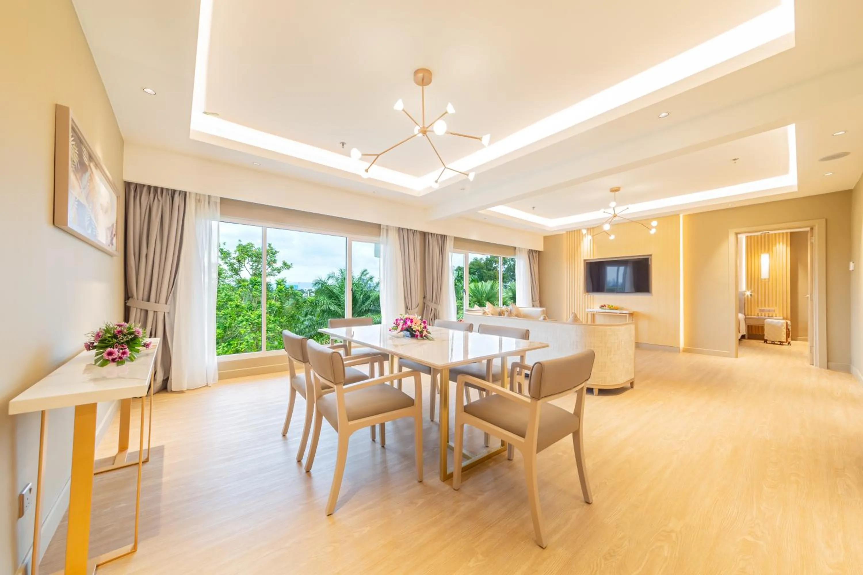 TV and multimedia in Glenmarie Hotel and Golf Resort