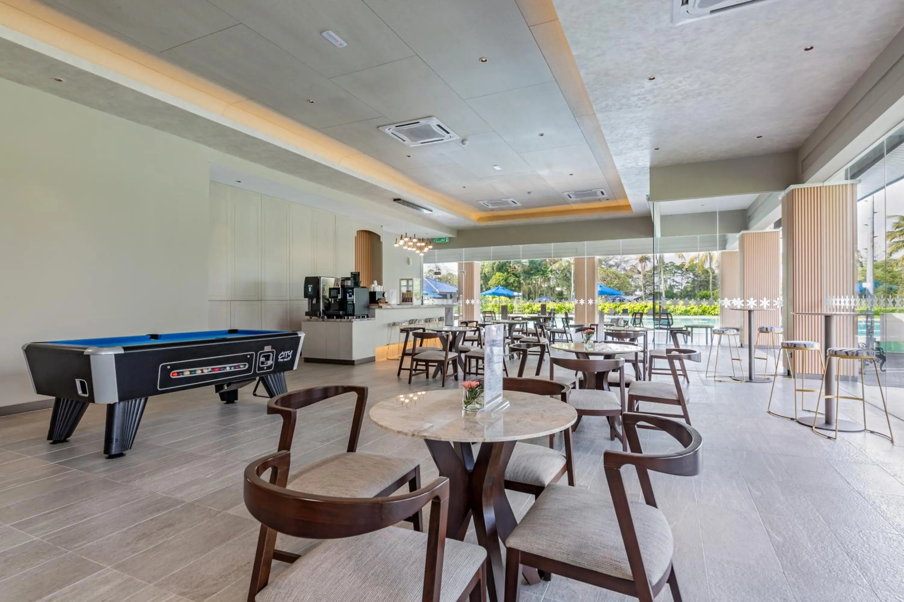 Lounge or bar in Glenmarie Hotel and Golf Resort