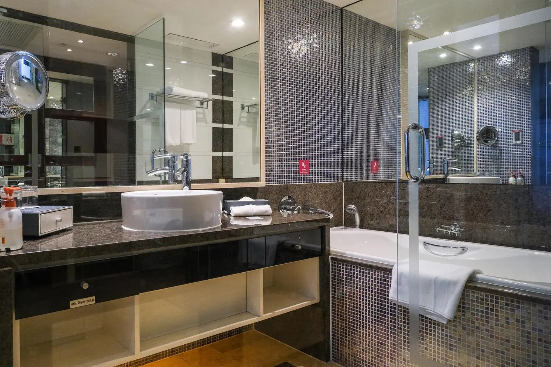 Standard King Room - High Floor in Crowne Plaza Wuxi City Center Standard King Room - High Floor in Crowne Plaza Wuxi City Center