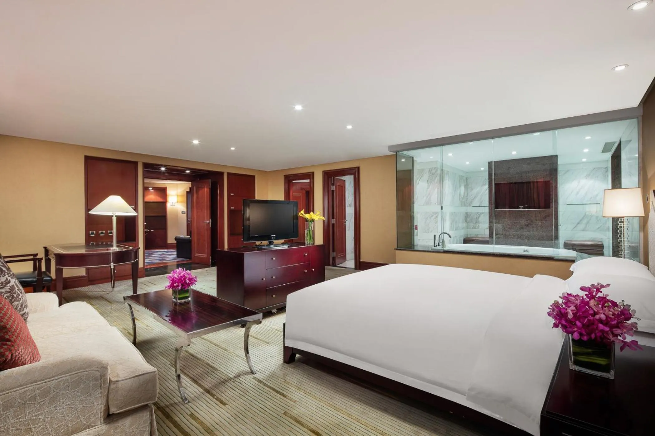 Photo of the whole room, Bed in Crowne Plaza Wuxi City Center